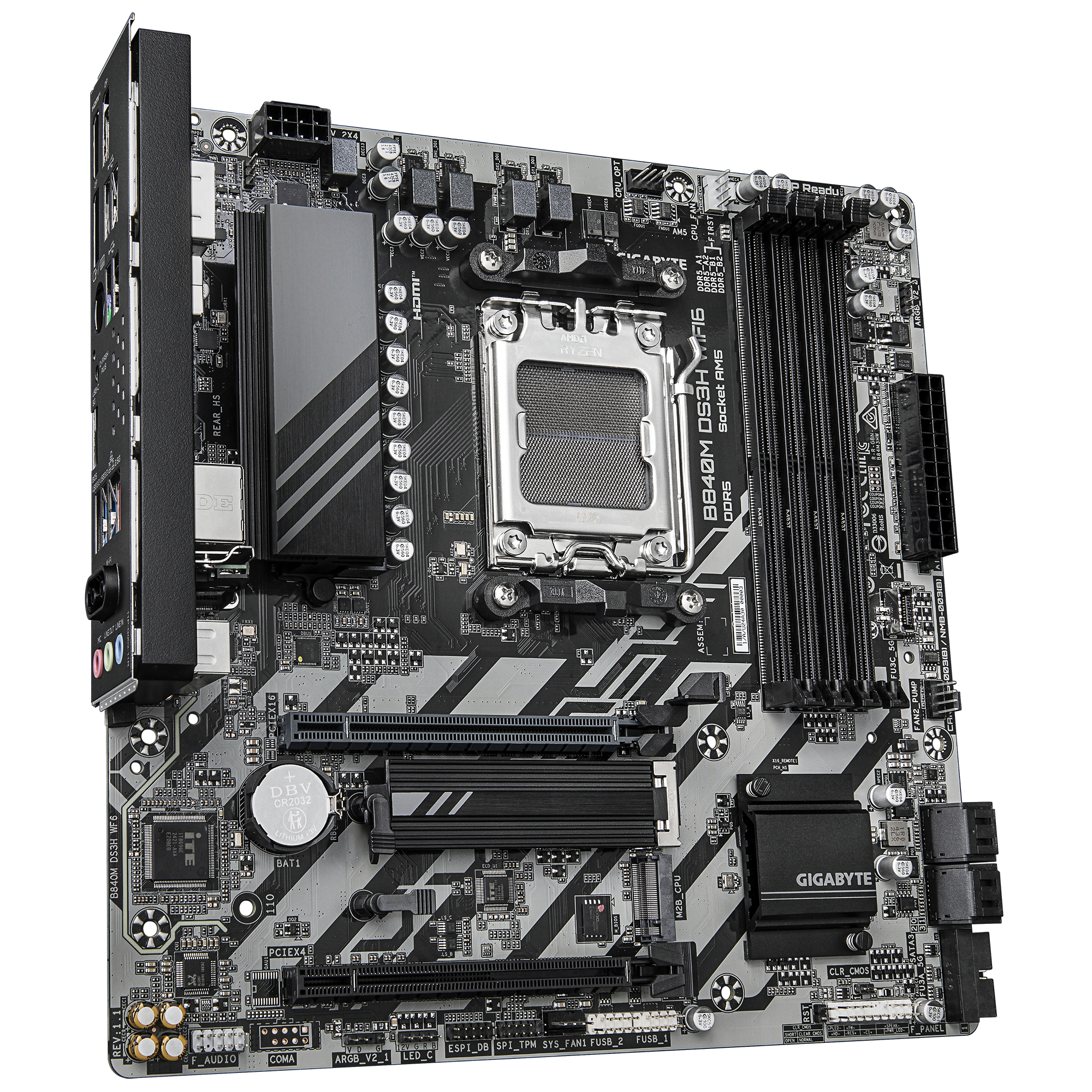 Une carte mère Gigabyte B840M DS3H, noire et grise, avec divers composants et connecteurs. Fond blanc.