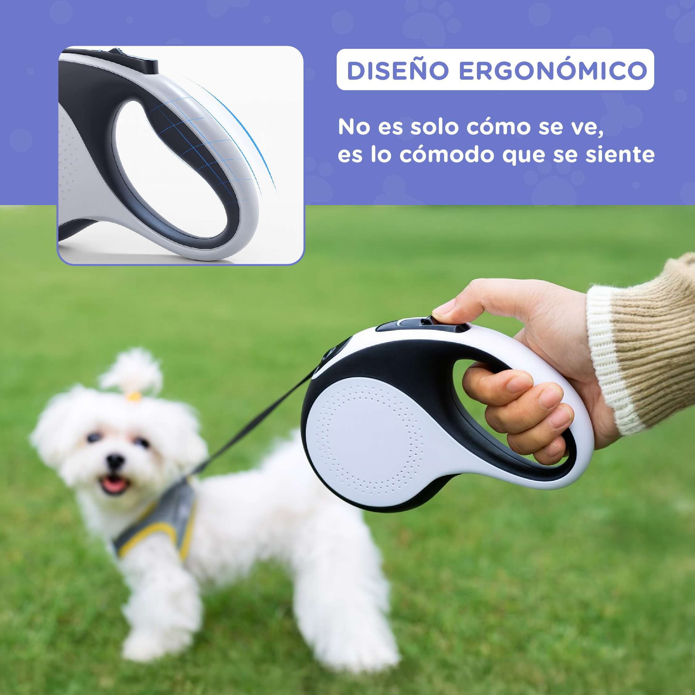 Mano sosteniendo una correa para perros blanca y negra. Un perro blanco pequeño con arnés amarillo está en primer plano sobre hierba.