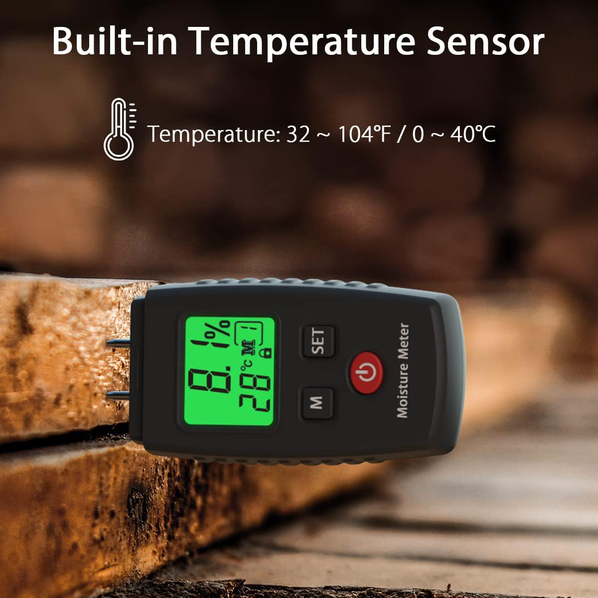 Ein Feuchtigkeitsmessgerät zeigt 8,1 % und 28 Grad Celsius an. Es hat einen Ein-/Ausschalter und liest den Feuchtigkeitsgehalt auf Holzbrettern ab.