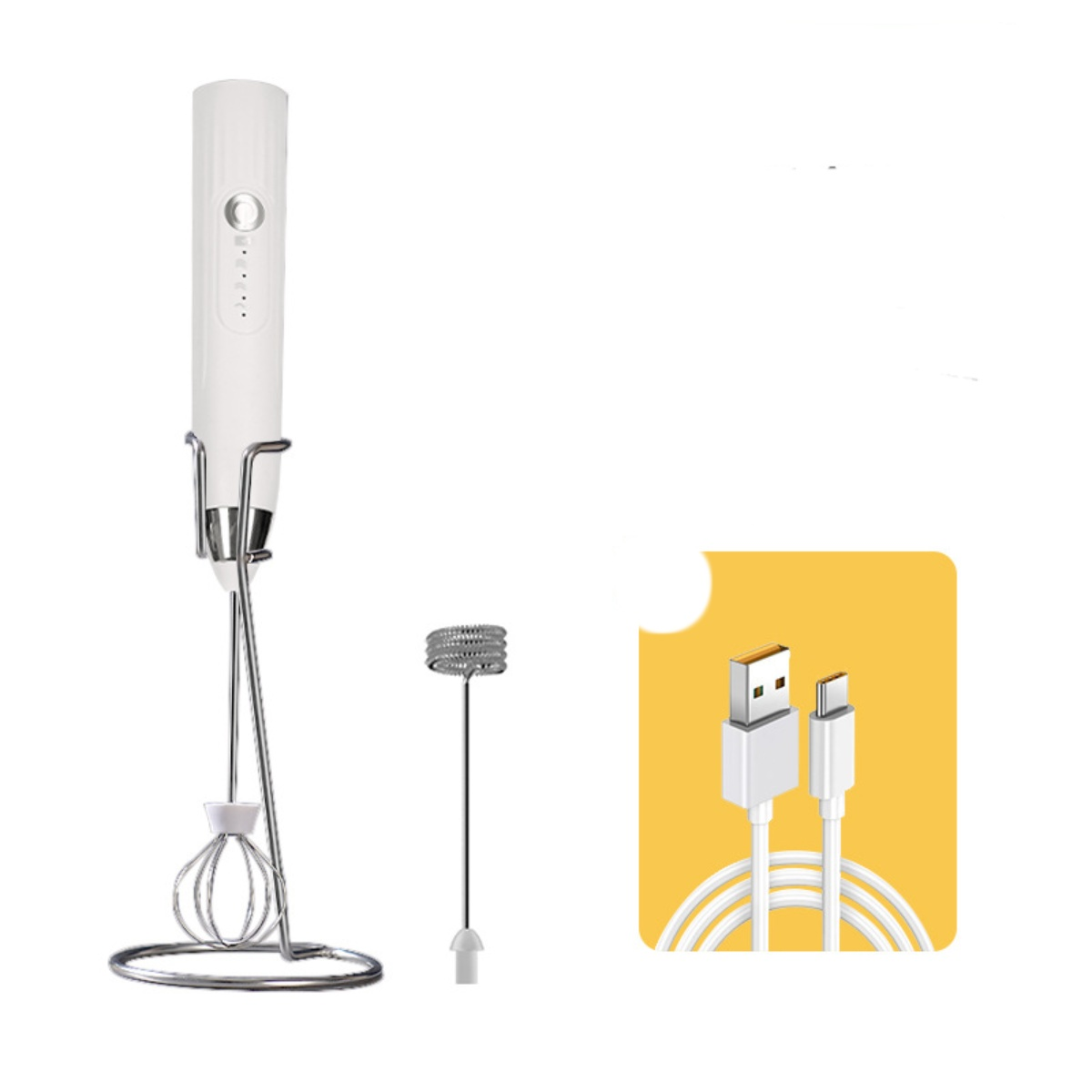 Ein weißer Milchaufschäumer mit Ständer und Aufsätzen. Ein USB-Ladekabel liegt daneben auf gelbem Hintergrund.