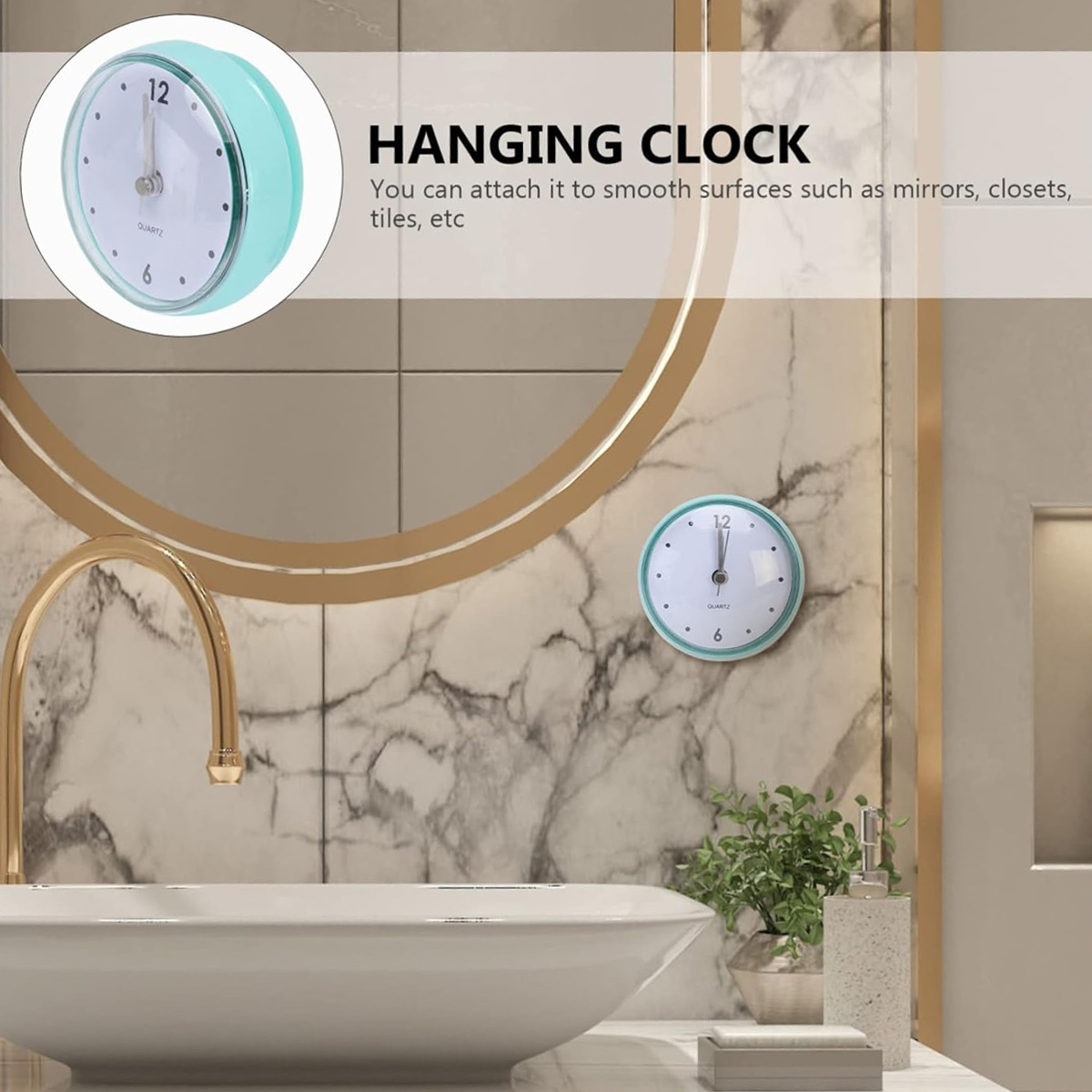 Eine kleine Uhr mit blauem Rand ist an einer Badezimmerwand befestigt. Im Vordergrund befinden sich ein Wasserhahn und ein Waschbecken, im Hintergrund ein Spiegel.