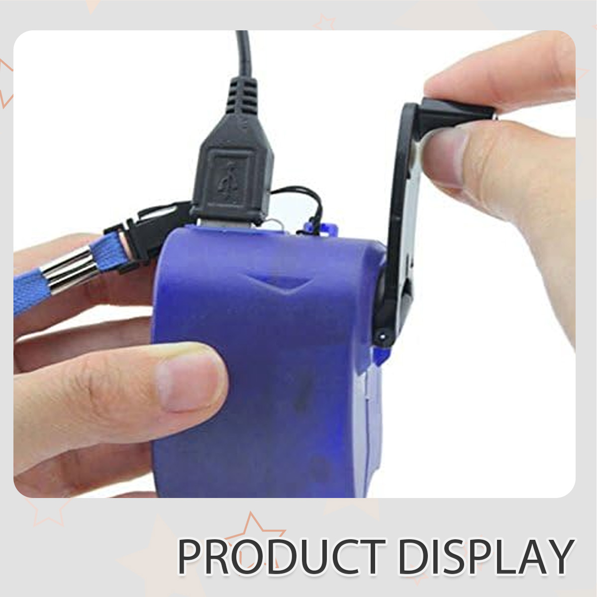 Eine Person hält ein blaues Gerät mit einem schwarzen USB-Kabel und einer Kurbel. Ein Schlüsselband ist befestigt. Produktdisplay.