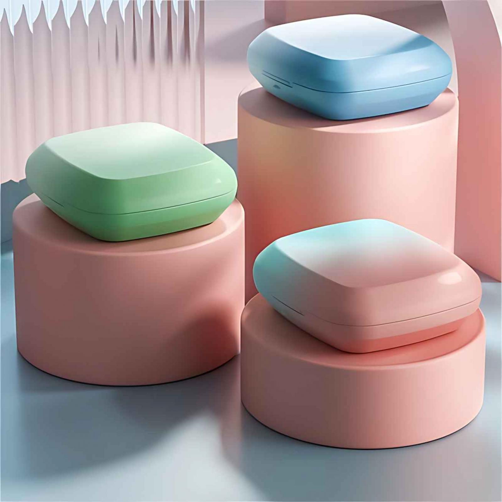 Vier quadratische, pastellfarbene Boxen auf Zylindern. Grüne, blaue und rosa Boxen. Rosa Zylinder.