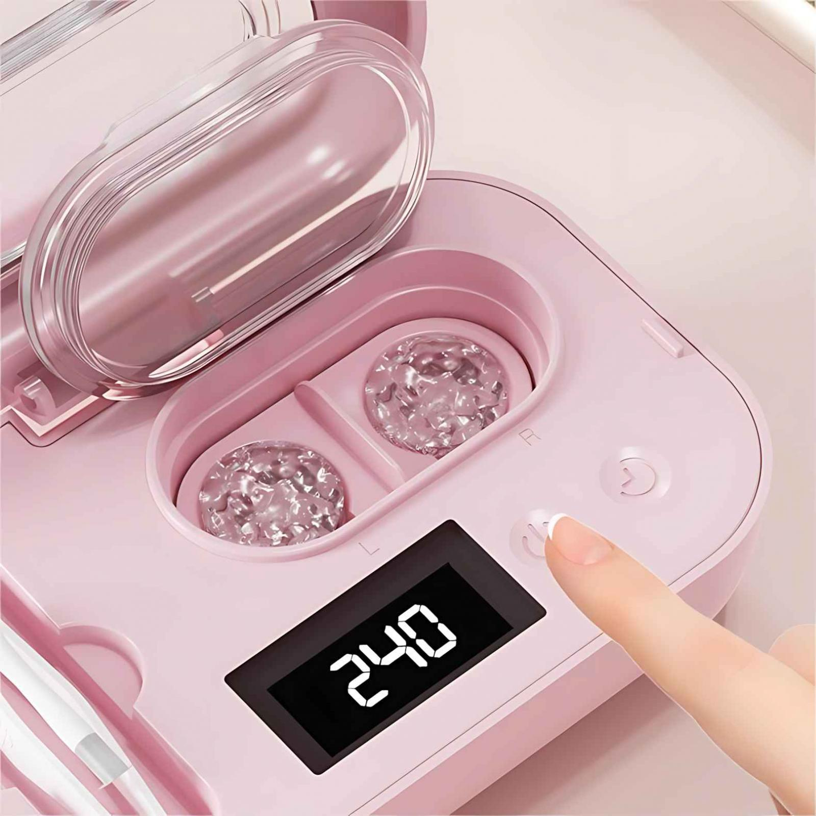 Rosa Kontaktlinsenreiniger mit Digitalanzeige 240. Ein Finger drückt eine Taste. Zwei Kontaktlinsenbehälter sind sichtbar.