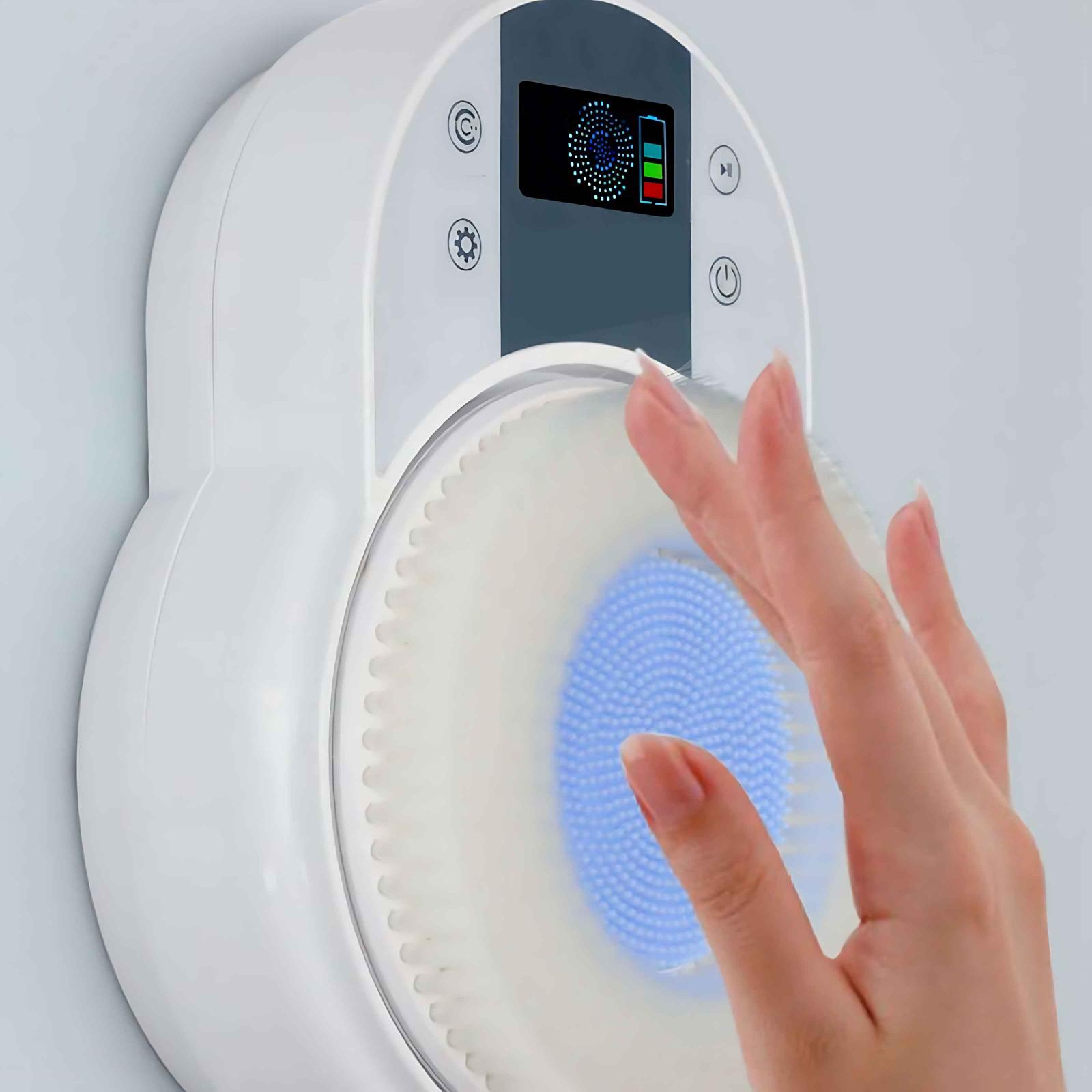 Eine Hand berührt einen weißen Gesichtsreiniger. Es hat ein digitales Display und eine blaue Reinigungsfläche.