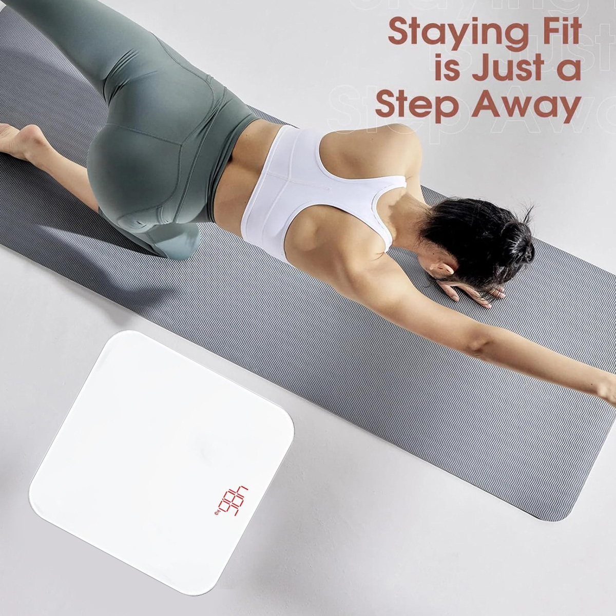 Eine Frau macht Yoga auf einer Matte, im Vordergrund eine Waage. Text: 'Fit bleiben ist nur einen Schritt entfernt'.