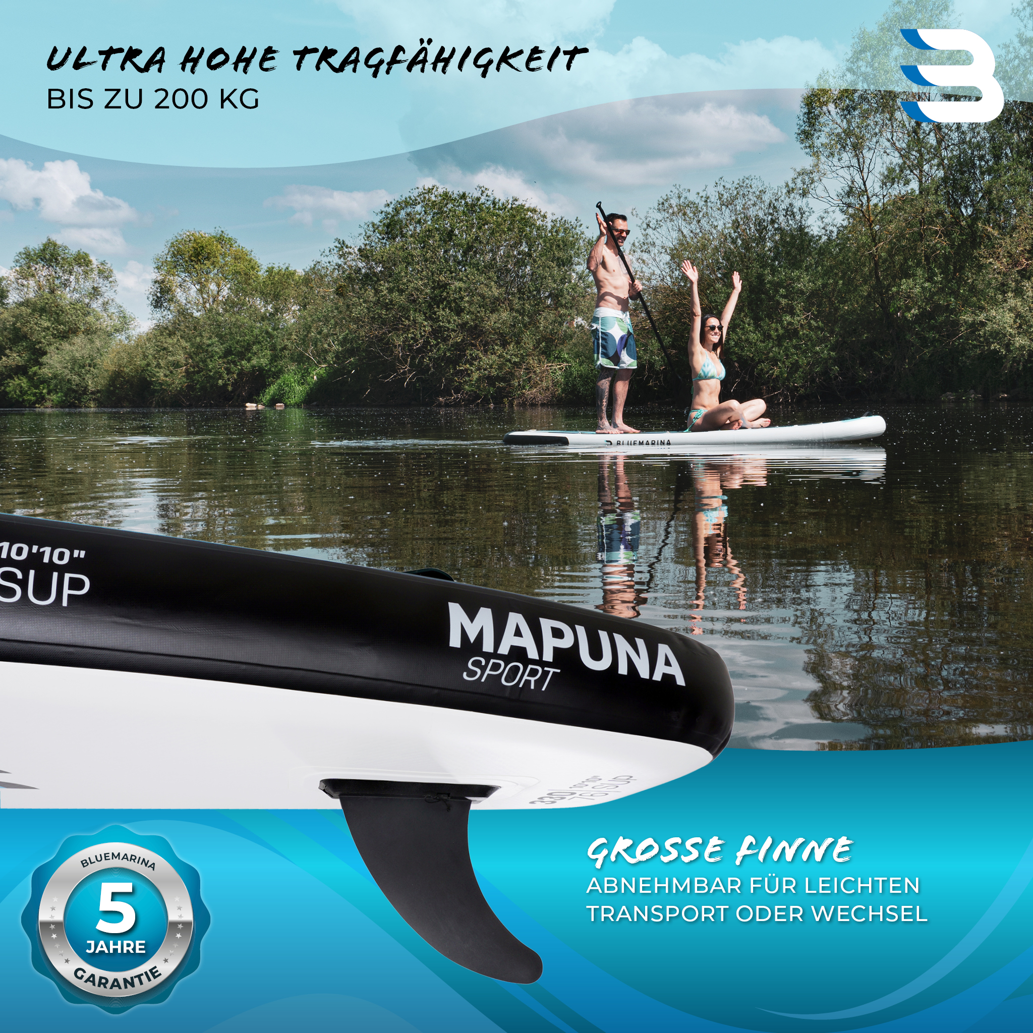 Ein Mann und eine Frau auf Paddleboards auf einem Fluss. Die Frau hat die Arme gehoben. Im Hintergrund sind Bäume.