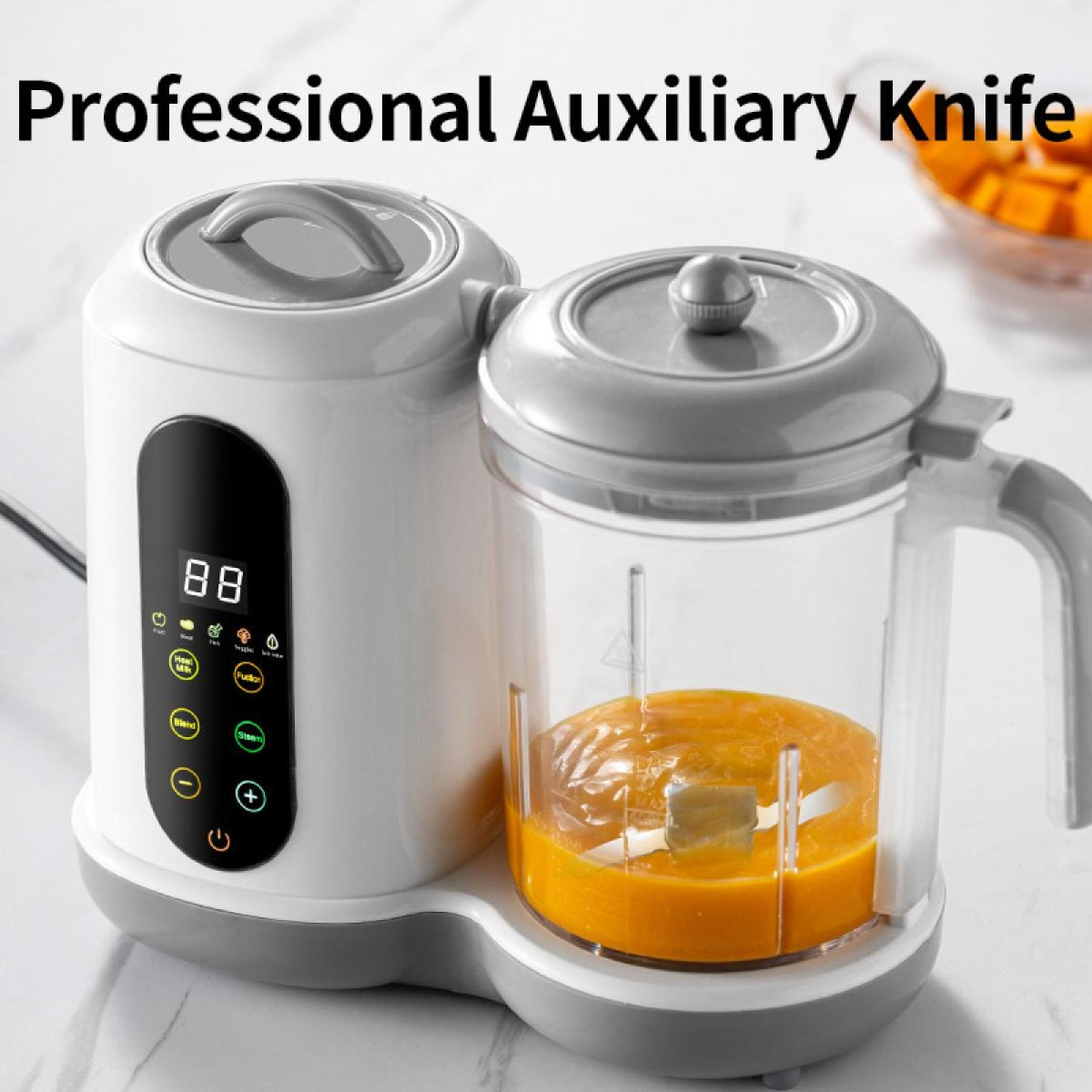 Ein weiß-grauer Foodprocessor mit orangefarbenem Püree in einem transparenten Behälter. Die Maschine hat Knöpfe und ein digitales Display.