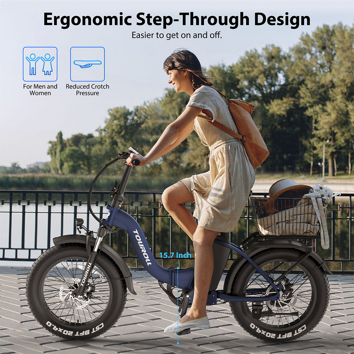 Kobieta jedzie na niebieskim rowerze elektrycznym. Rower ma kosz z kapeluszem i kwiatami. W tle drzewa i woda.