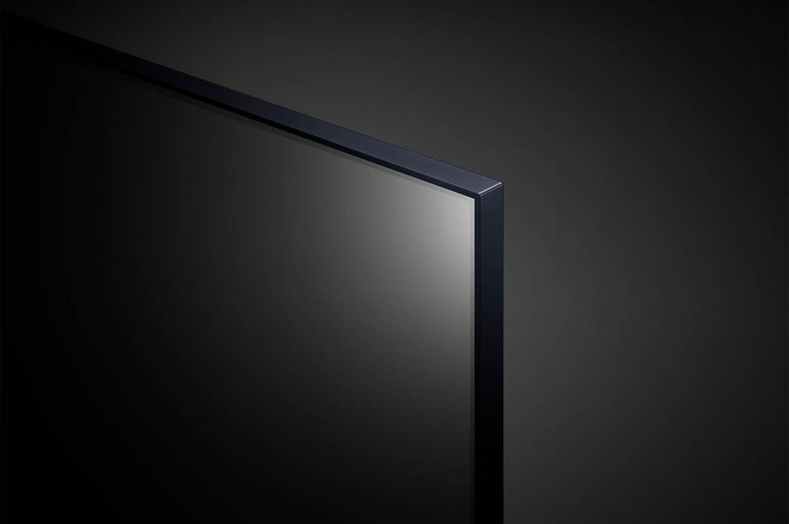 Primo piano di una TV moderna. Lo schermo è scuro, riflettendo la luce ambientale. La cornice è blu scuro.