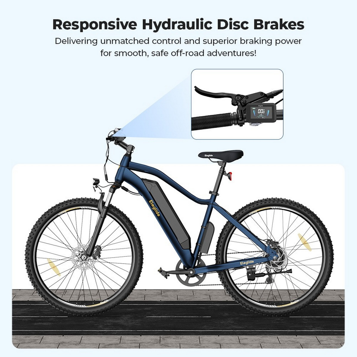Niebieski rower elektryczny Eleglide z hydraulicznymi hamulcami tarczowymi, pokazujący dźwignię hamulca i wyświetlacz. Rower stoi na drodze.