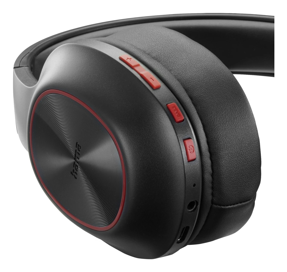 Czarne słuchawki z czerwonymi akcentami. Widoczne przyciski, teksturowana okrągła płyta i nazwa marki. Izolowane na białym tle.