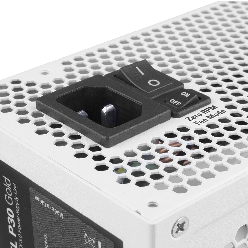 Zbliżenie białego zasilacza z czarnym przełącznikiem oznaczonym jako 'ON' i 'OFF'. Widoczne wejście zasilania.