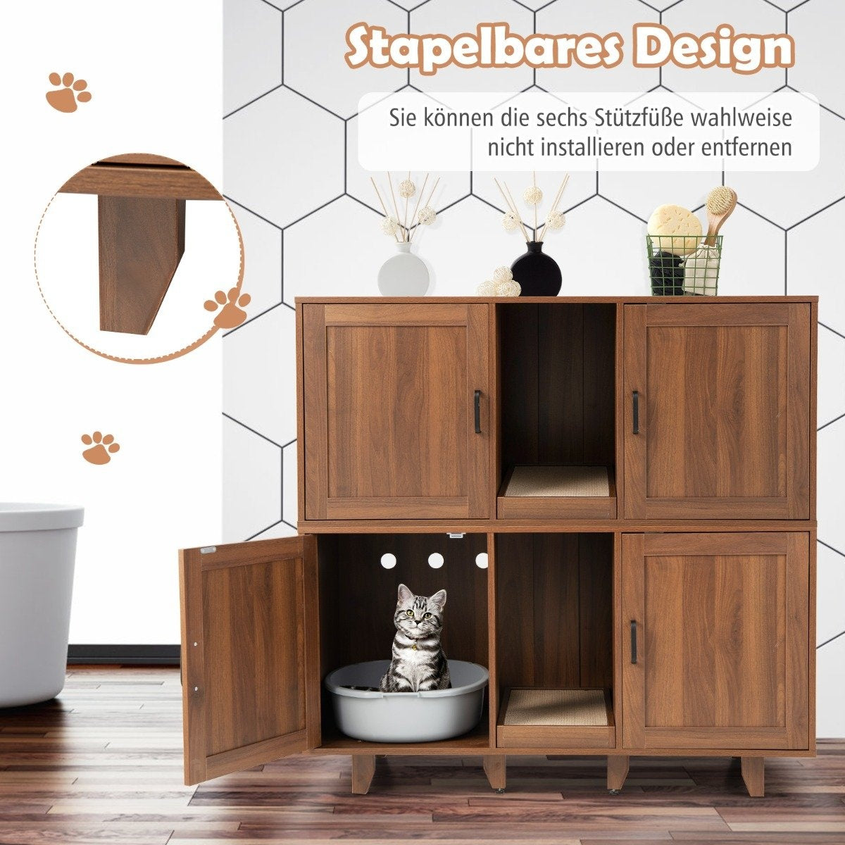 Una casa de madera para gatos con un gato dentro. La casa tiene puertas cerradas. Un gato está sentado en una caja de arena dentro de la casa.