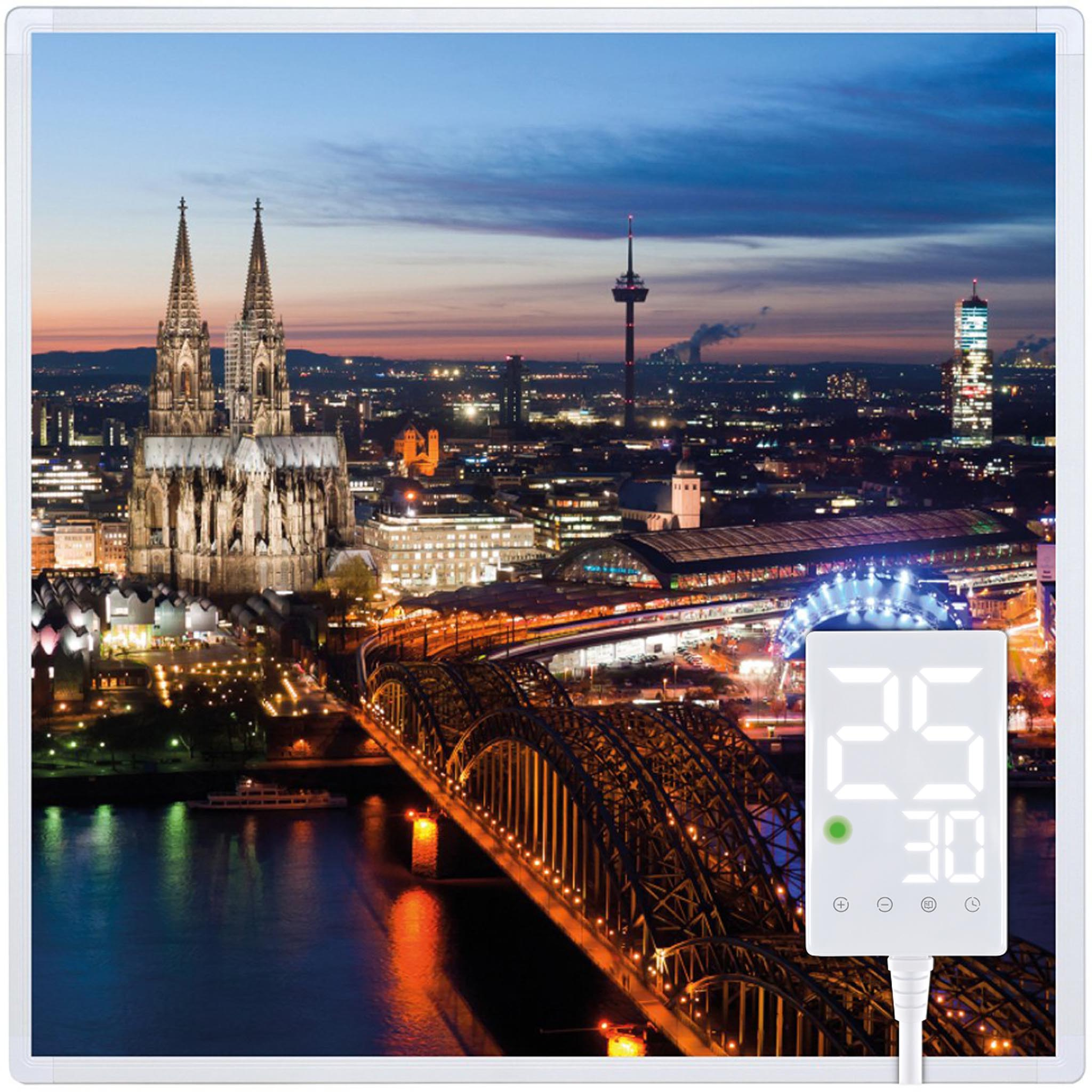 Nachtansicht von Köln mit Dom, Brücke und Digitalanzeige mit 25-30. Skyline mit Gebäuden und einem Turm.