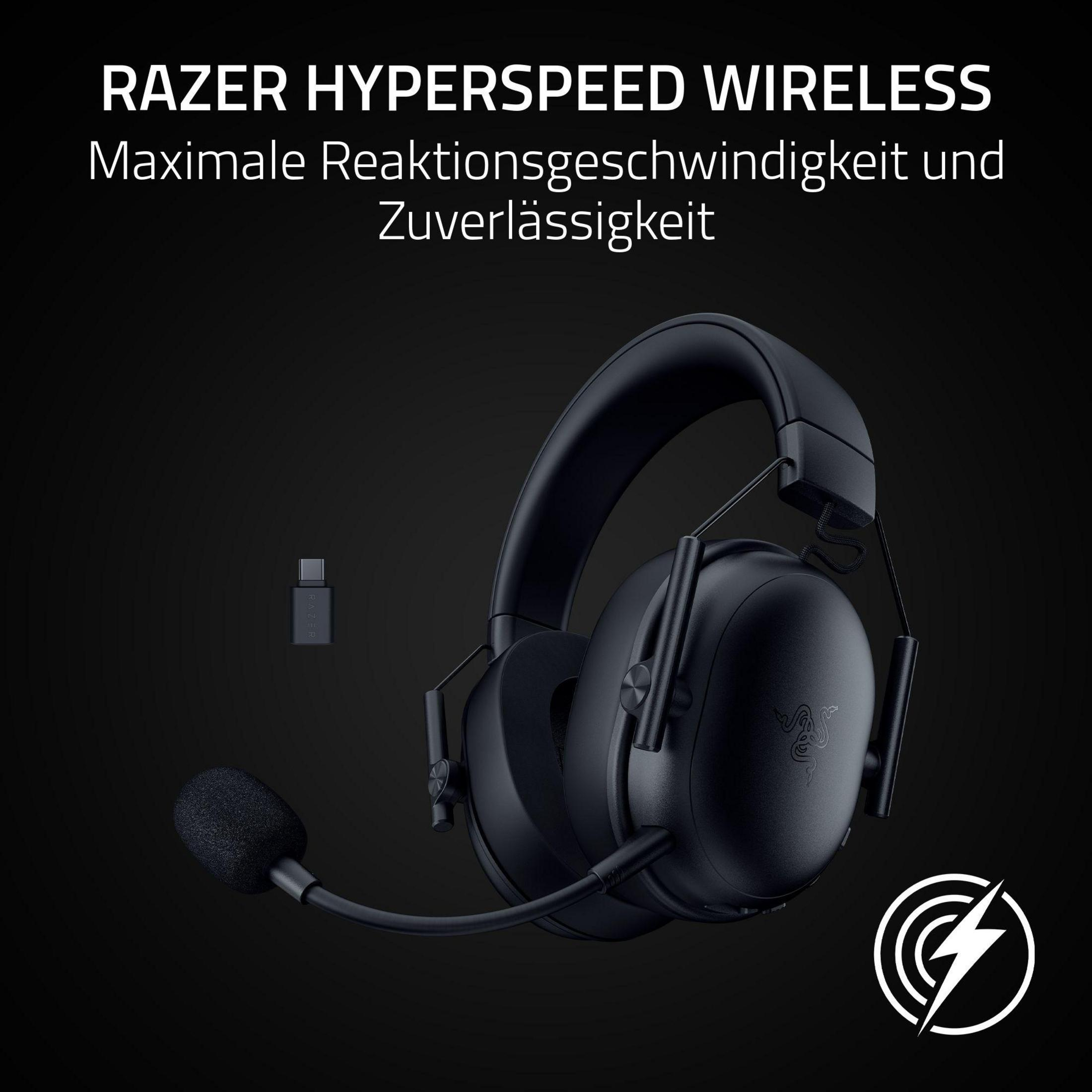 Czarne słuchawki Razer na czarnym tle. Zawiera adapter bezprzewodowy i mikrofon. Tekst: Razer HyperSpeed Wireless.