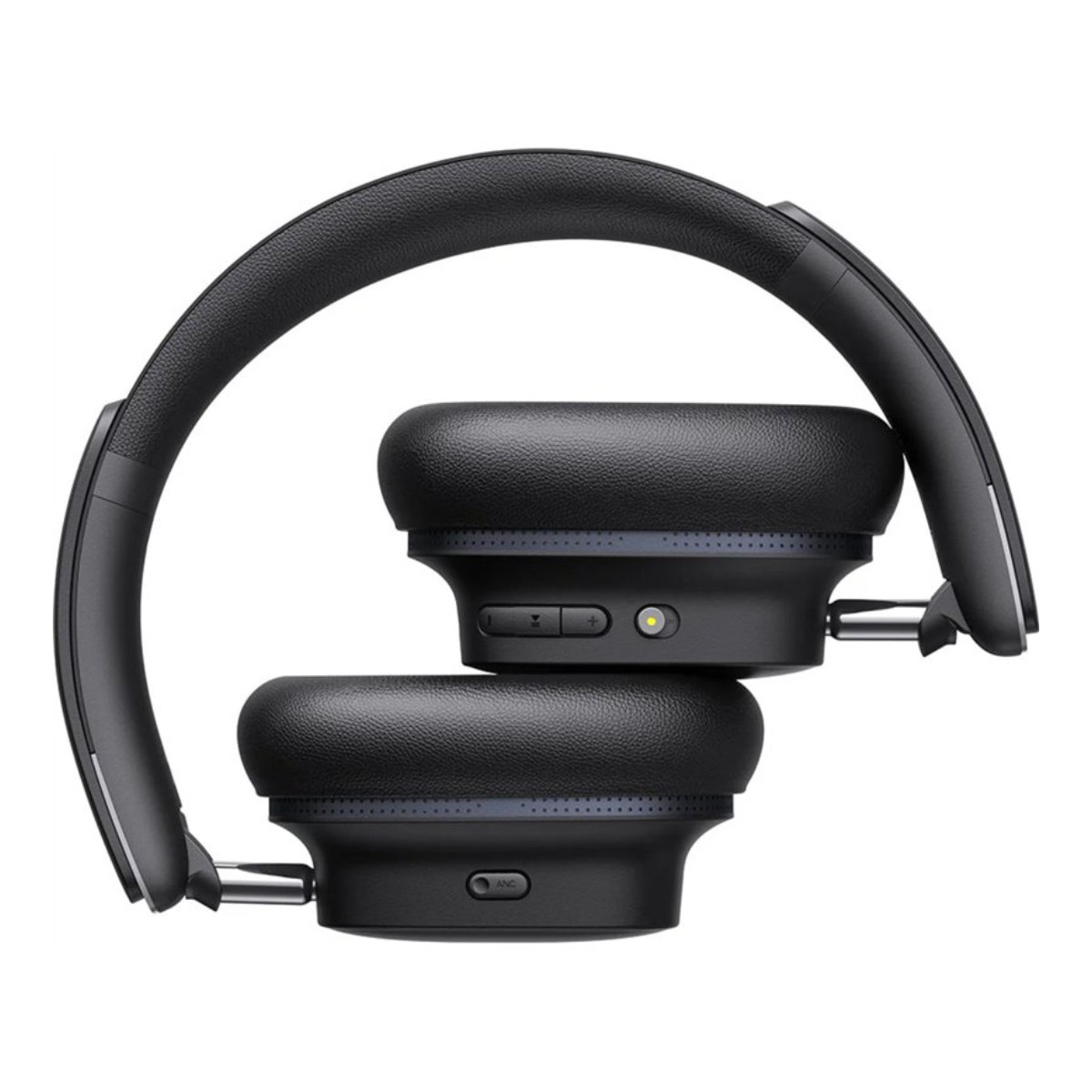 Czarne słuchawki nauszne złożone. Nauszniki są ułożone jeden na drugim. Widoczne są przyciski i gniazdo. Pałąk nagłowny wygina się nad nausznikami.