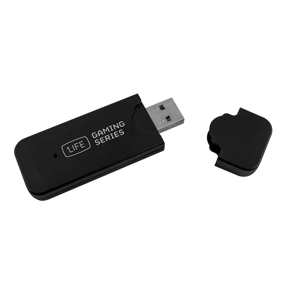 Un adattatore USB per giochi nero con il suo cappuccio staccato. L'adattatore ha le parole 'LIFE' e 'GAMING SERIES'.