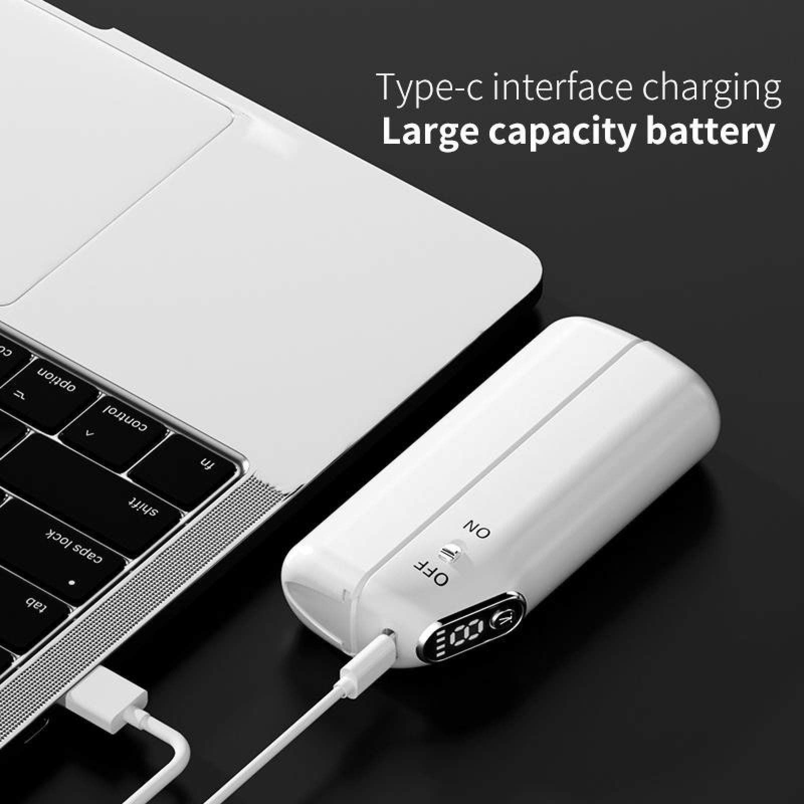 Eine weiße Powerbank, die einen Laptop auflädt. Die Powerbank hat einen Ein-/Ausschalter und ein digitales Display.