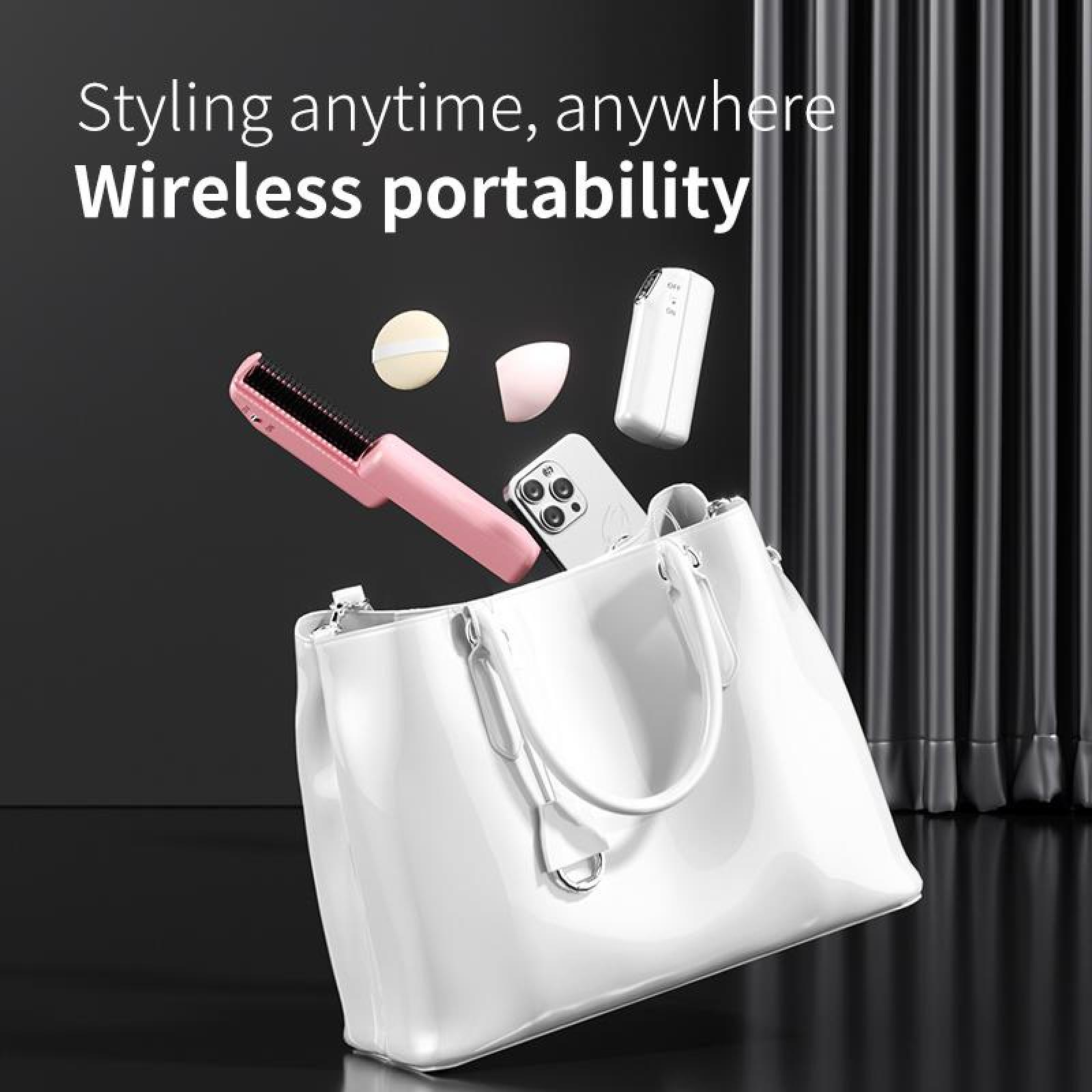 Eine weiße Handtasche mit schwebenden Schönheitsprodukten. Enthält eine rosa Bürste, ein Telefon und Make-up-Artikel.