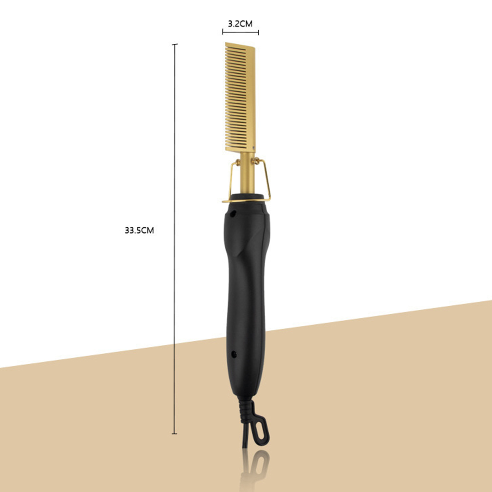 Ein Haarglätter mit schwarzem Griff und goldenem Kamm. Abmessungen sind markiert. Der Hintergrund ist hellbeige.