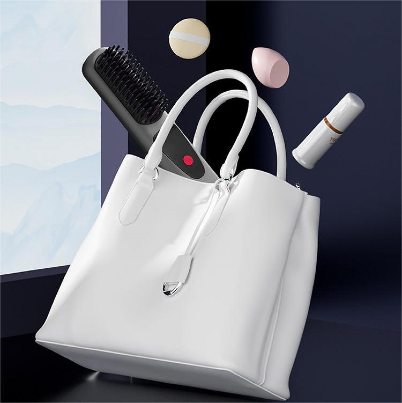 Eine weiße Handtasche enthält einen Haarglätter, einen Make-up-Schwamm und andere Schönheitsprodukte, die vor einem dunklen Hintergrund schweben.