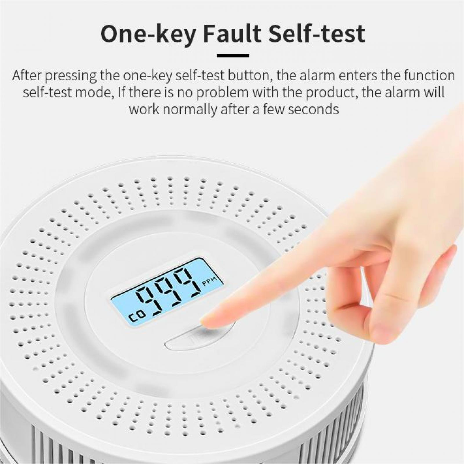 Hand drückt Taste auf weißem Rauchmelder. Anzeige zeigt '999'. Text lautet 'One-key Fault Selbsttest'.