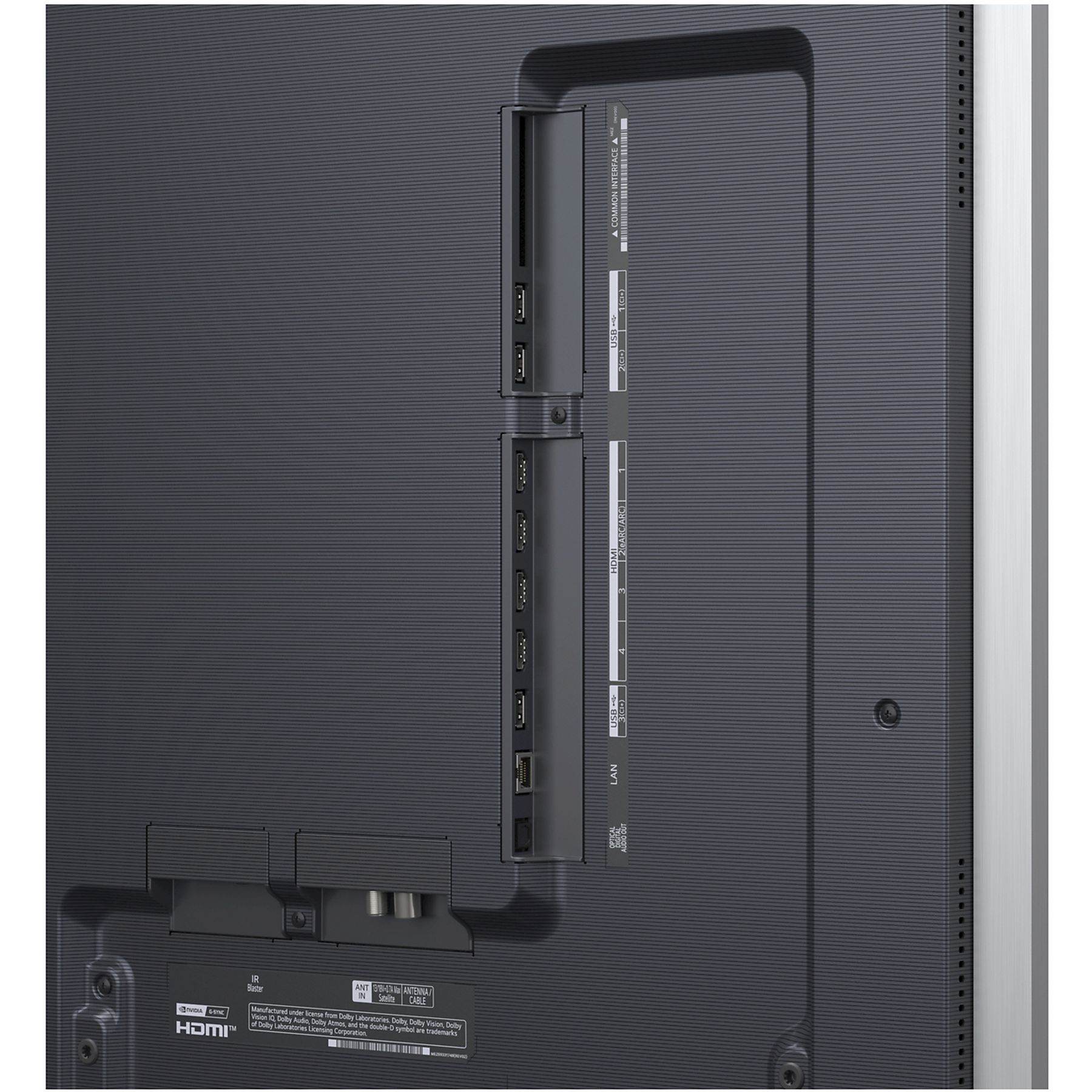 Primo piano del pannello posteriore di un televisore. Ha varie porte come HDMI, USB e LAN. Il pannello è grigio scuro con una superficie strutturata.