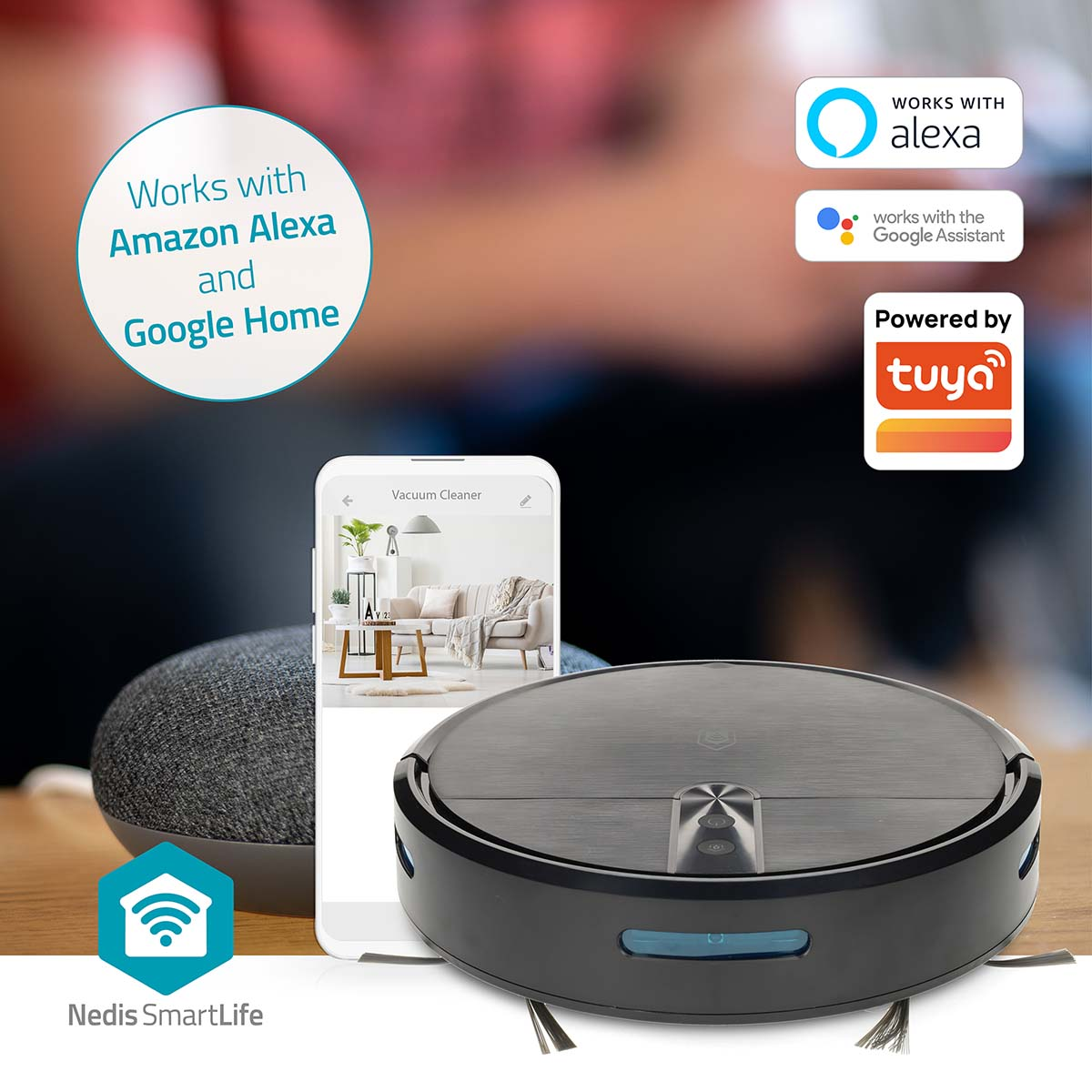 Un aspirapolvere intelligente, uno smart speaker e un telefono con un'app per aspirapolvere su una superficie in legno.