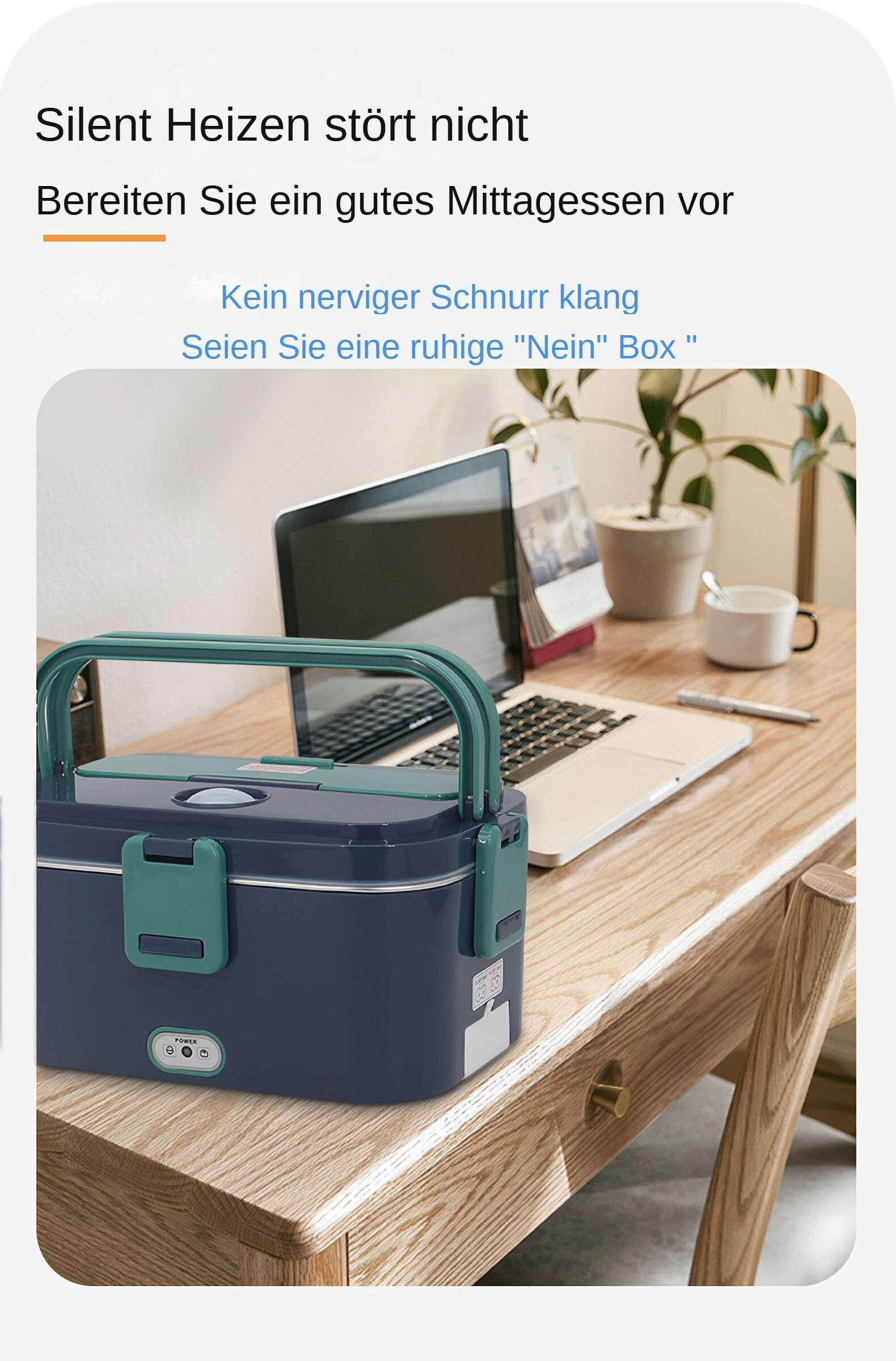 Eine marineblaue Lunchbox mit grünem Griff steht auf einem Holzschreibtisch neben einem Laptop und einer Tasse.