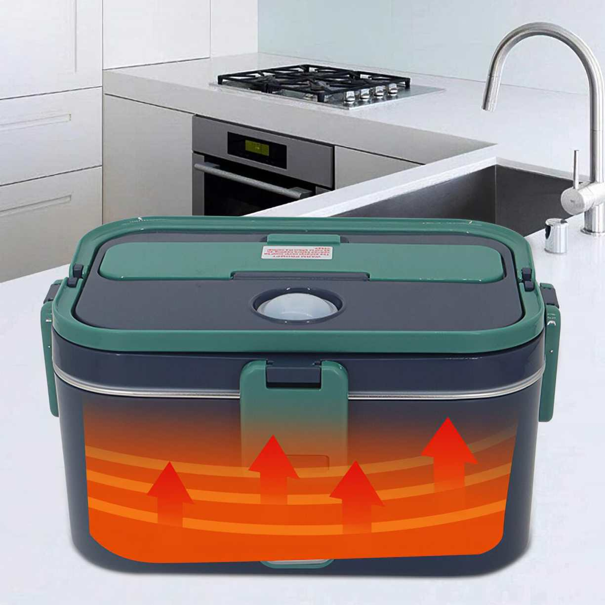 Beheizte Lunchbox mit grünem und marineblauem Deckel, Pfeile zeigen Hitze an. Küchenhintergrund mit Herd, Spüle und Schränken sichtbar.
