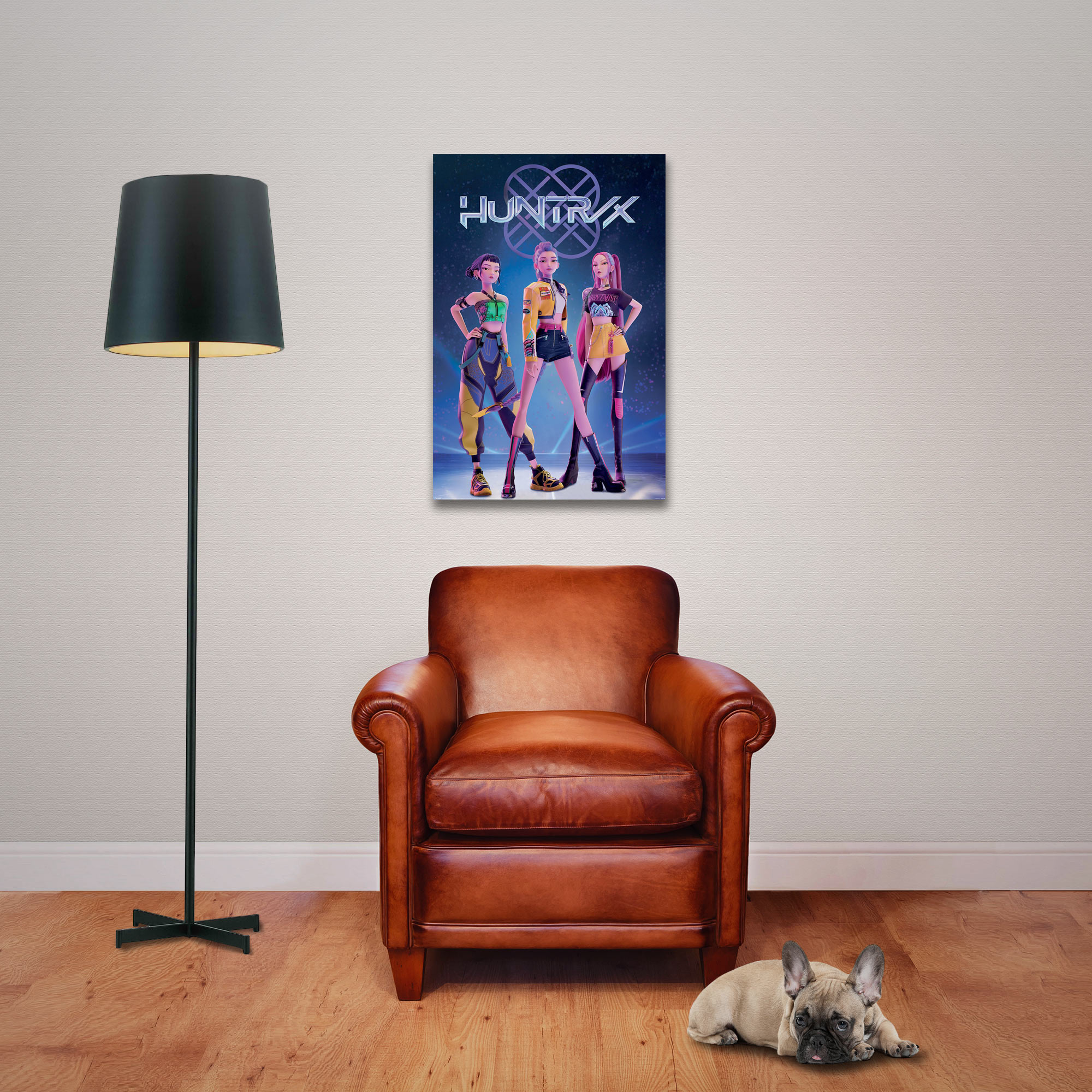 Ein Raum mit Poster, braunem Ledersessel, Lampe und Hund. Das Poster zeigt drei Personen. Ein Hund ruht auf dem Holzboden.