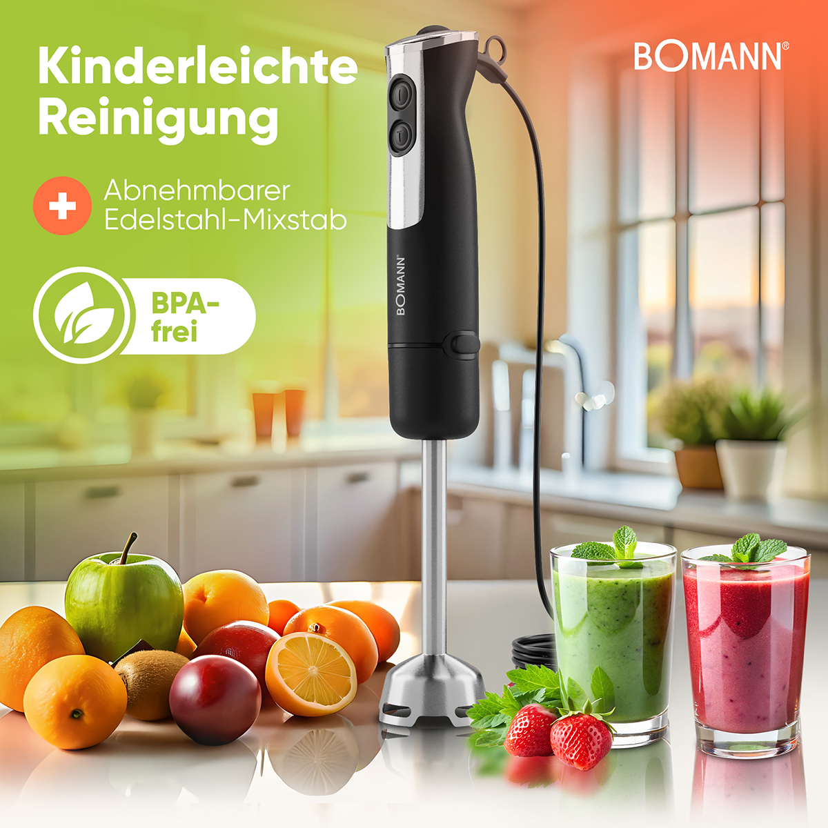Ein schwarzer und silberner Stabmixer steht auf einer Theke mit Obst und Smoothies. Text sagt 'Kinderleichte Reinigung' und 'BPA-frei'.