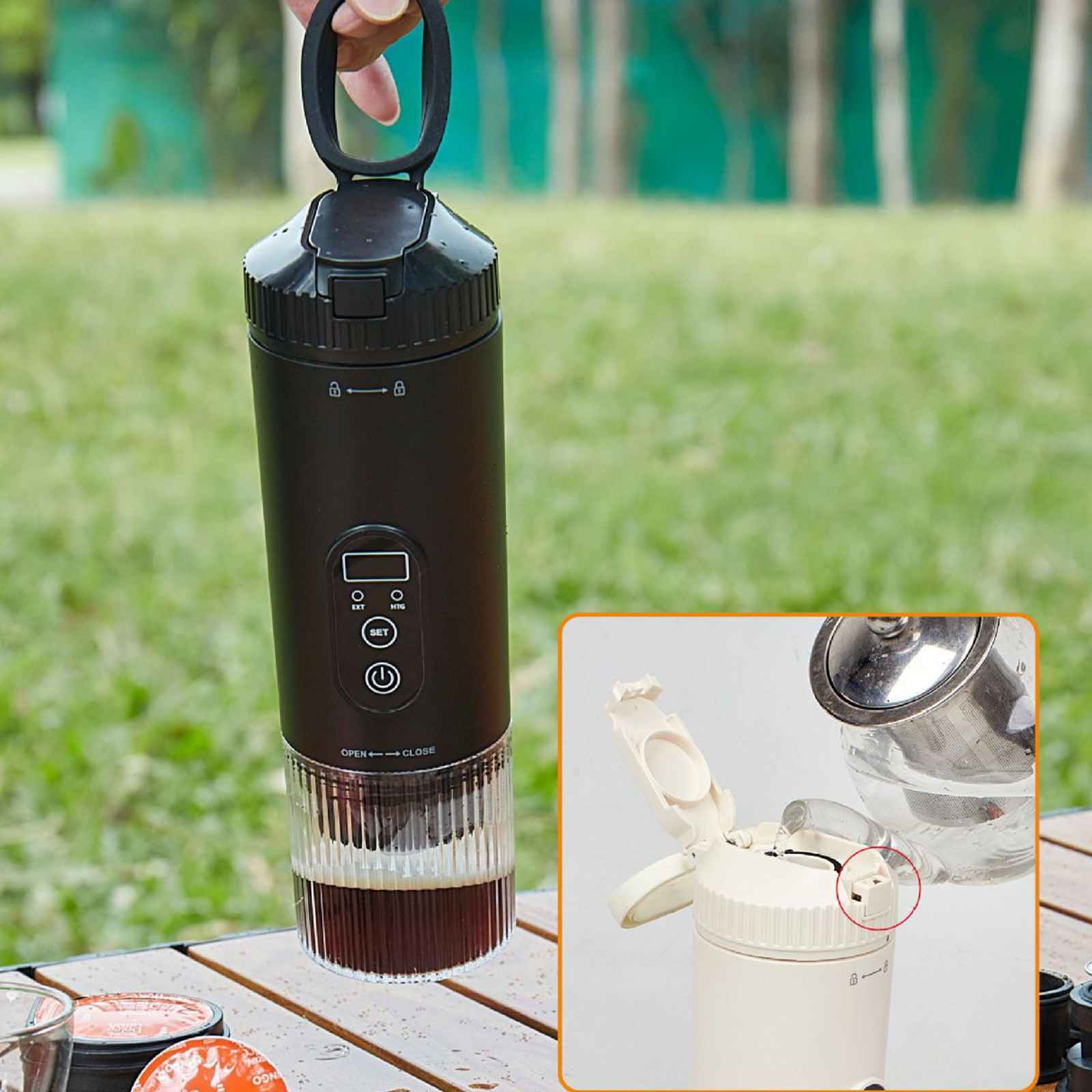 Ein schwarzer tragbarer Kaffeezubereiter wird hochgehalten. Er hat einen Griff und einen transparenten Boden mit Kaffee. Der Hintergrund hat grünes Gras und Bäume.