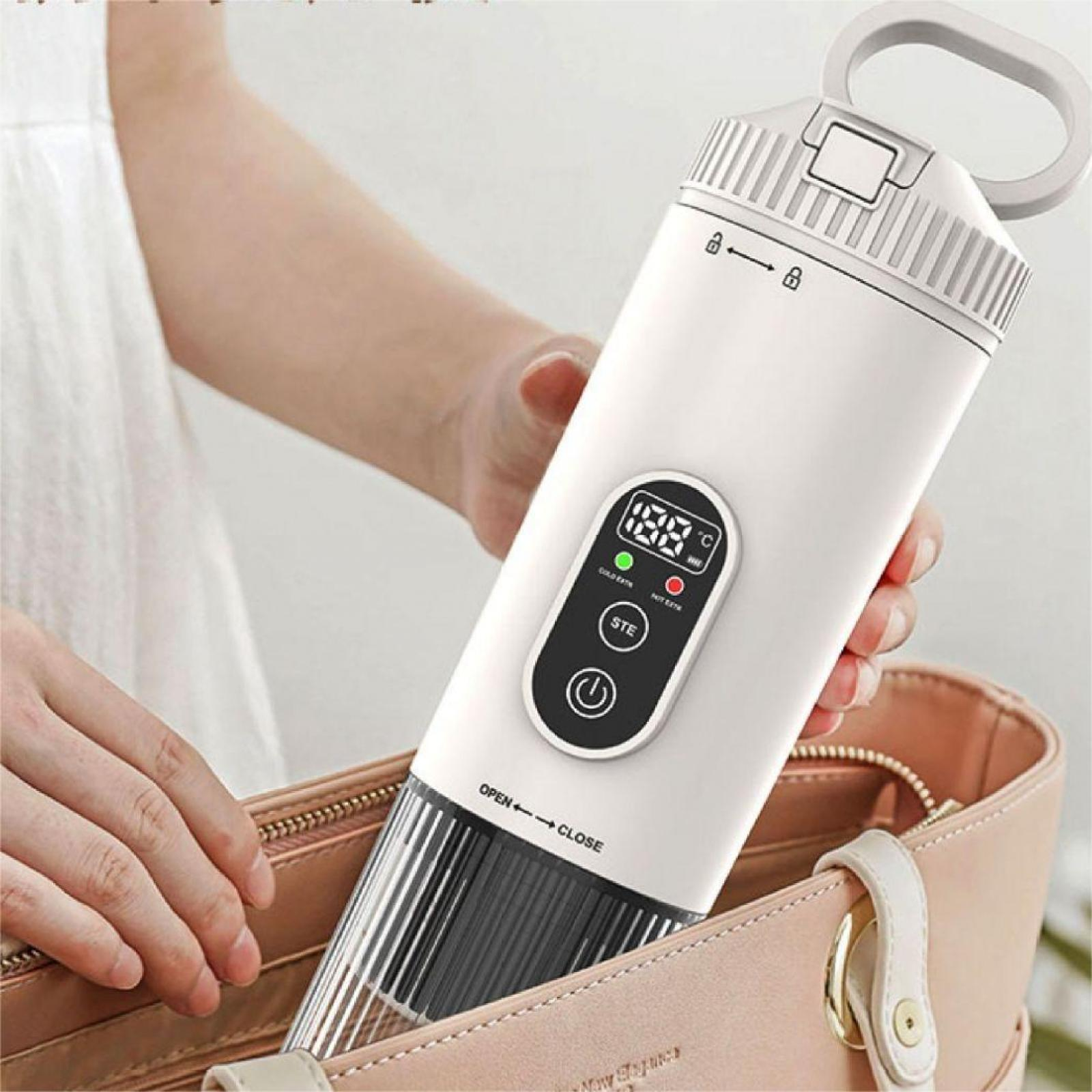 Eine Frau hält ein weißes und graues Gerät und legt es in eine rosa Handtasche. Das Gerät hat ein digitales Display und Knöpfe.
