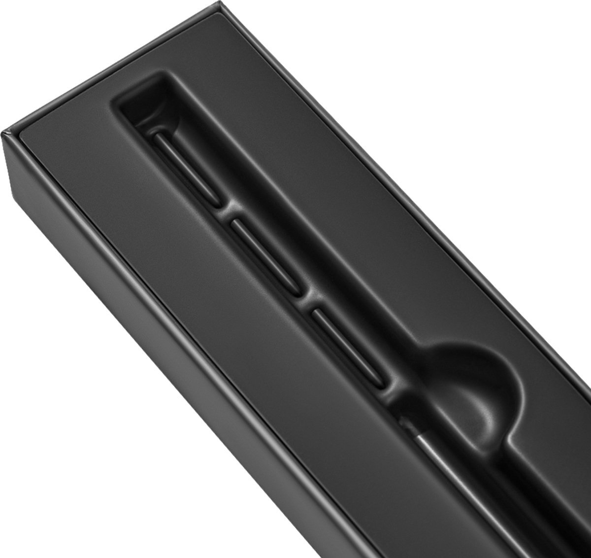Eine schwarze Stifthalterung mit geformtem Innenraum wird in einem Winkel dargestellt. Die Hülle ist offen und zeigt die passgenauen Fächer.