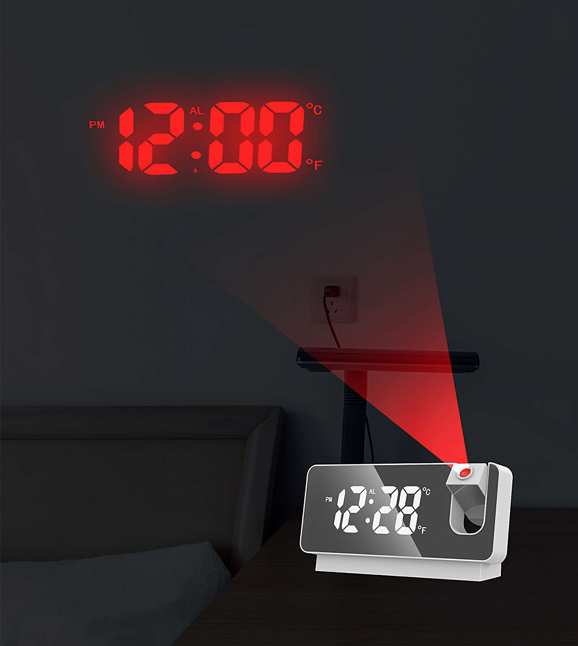 Ein digitaler Wecker zeigt 12:00 PM an. Ein rotes Licht projiziert die Zeit auf die Wand. Ein Nachttisch mit dem gleichen Wecker.
