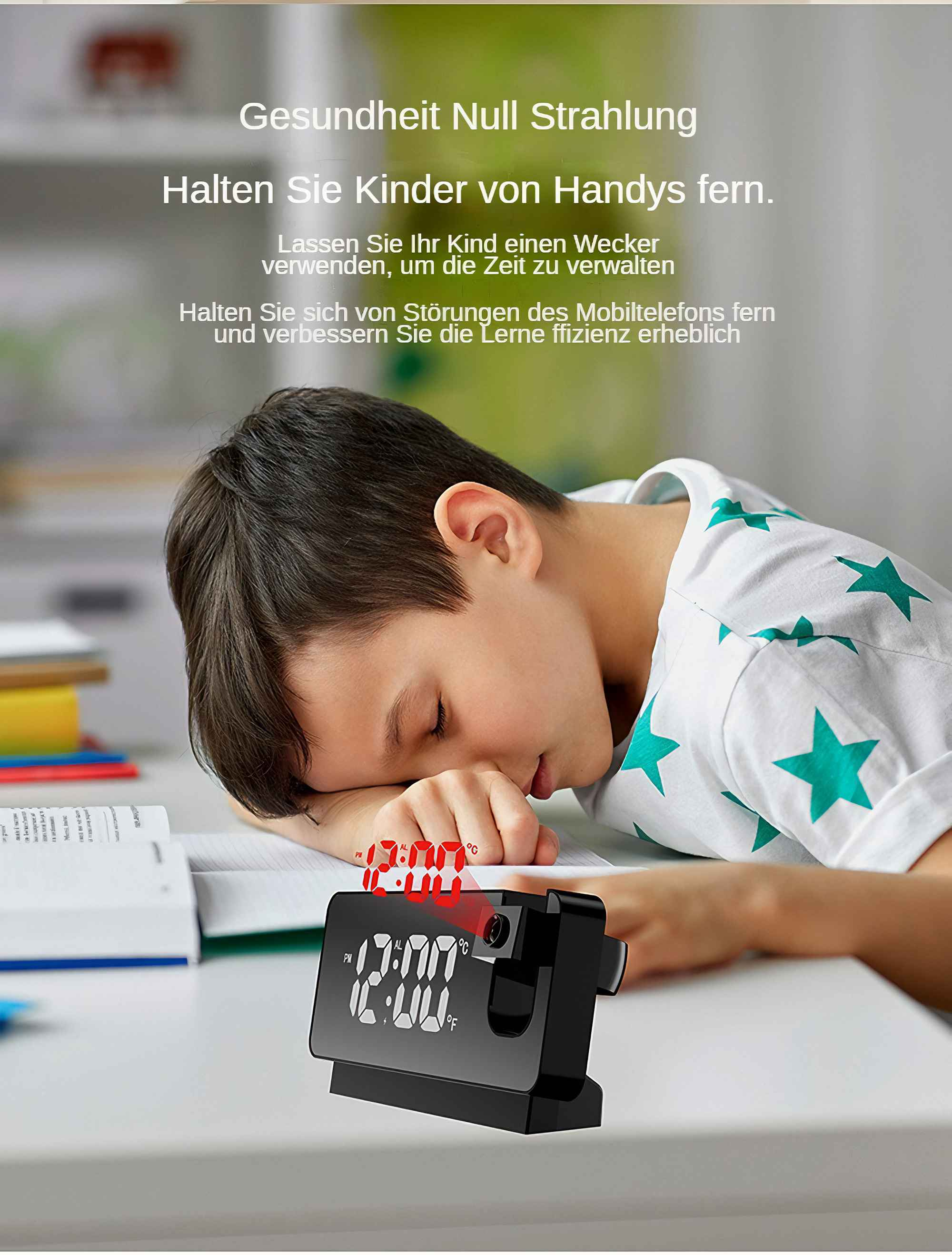 Ein Junge schläft an einem Schreibtisch mit einer Digitaluhr. Deutscher Text rät, Kinder von Telefonen fernzuhalten.