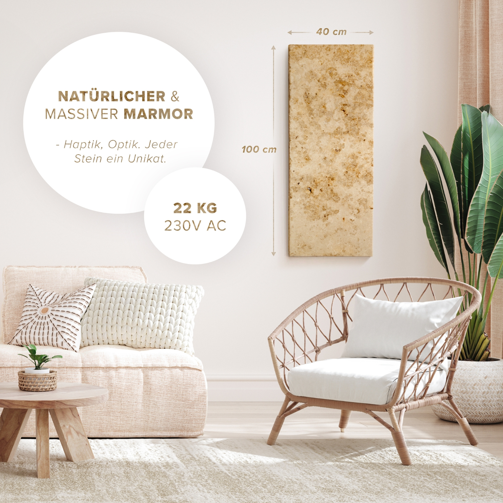 Ein Raum mit beiger Wand, Marmortafel, Sofa, Stuhl und Pflanzen. Text: Natürlicher Marmor, 22 kg, 230 V AC.