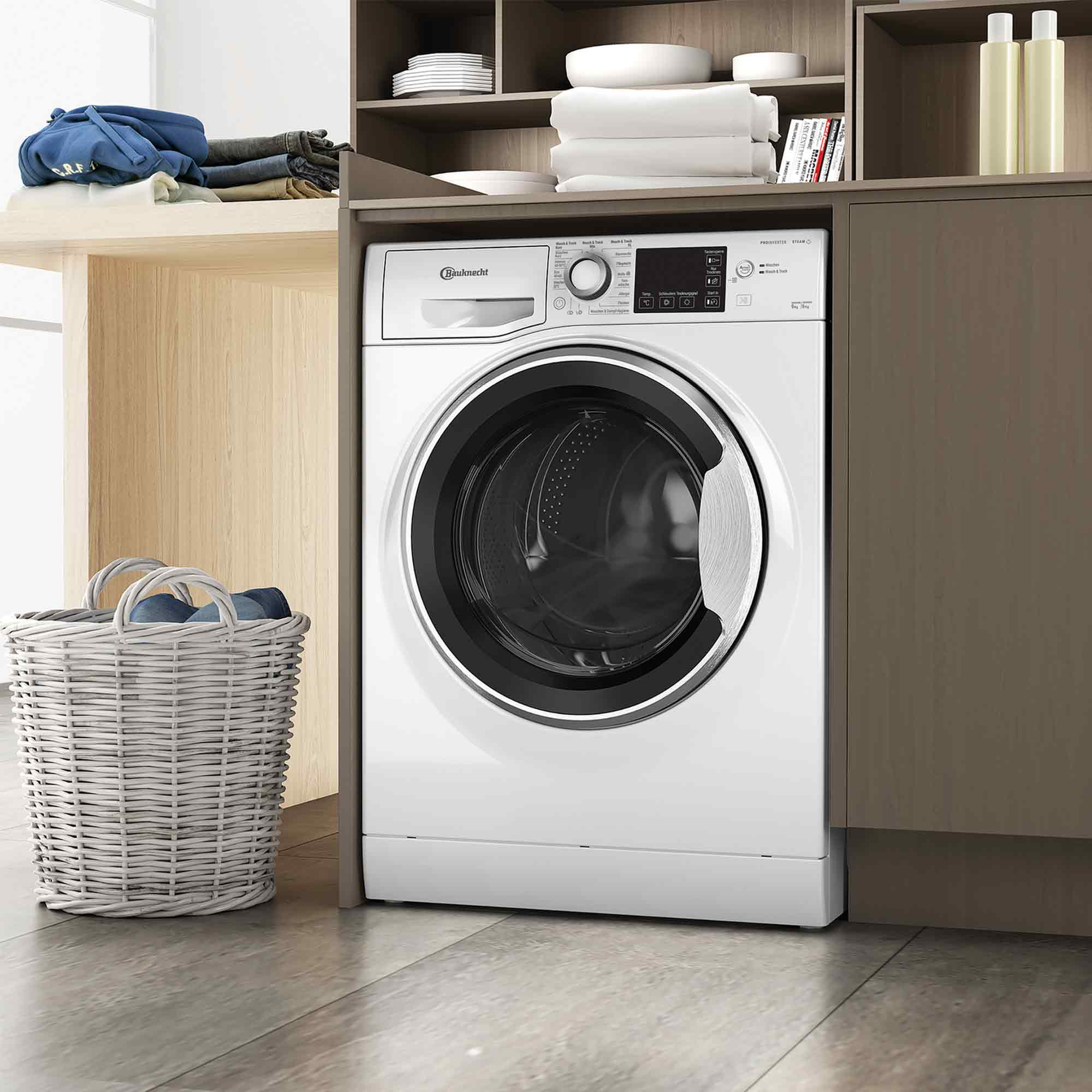 Eine weiße Waschmaschine steht in einem Waschraum, mit einem Wäschekorb und Regalen mit Handtüchern. Der Raum hat Holzelemente.