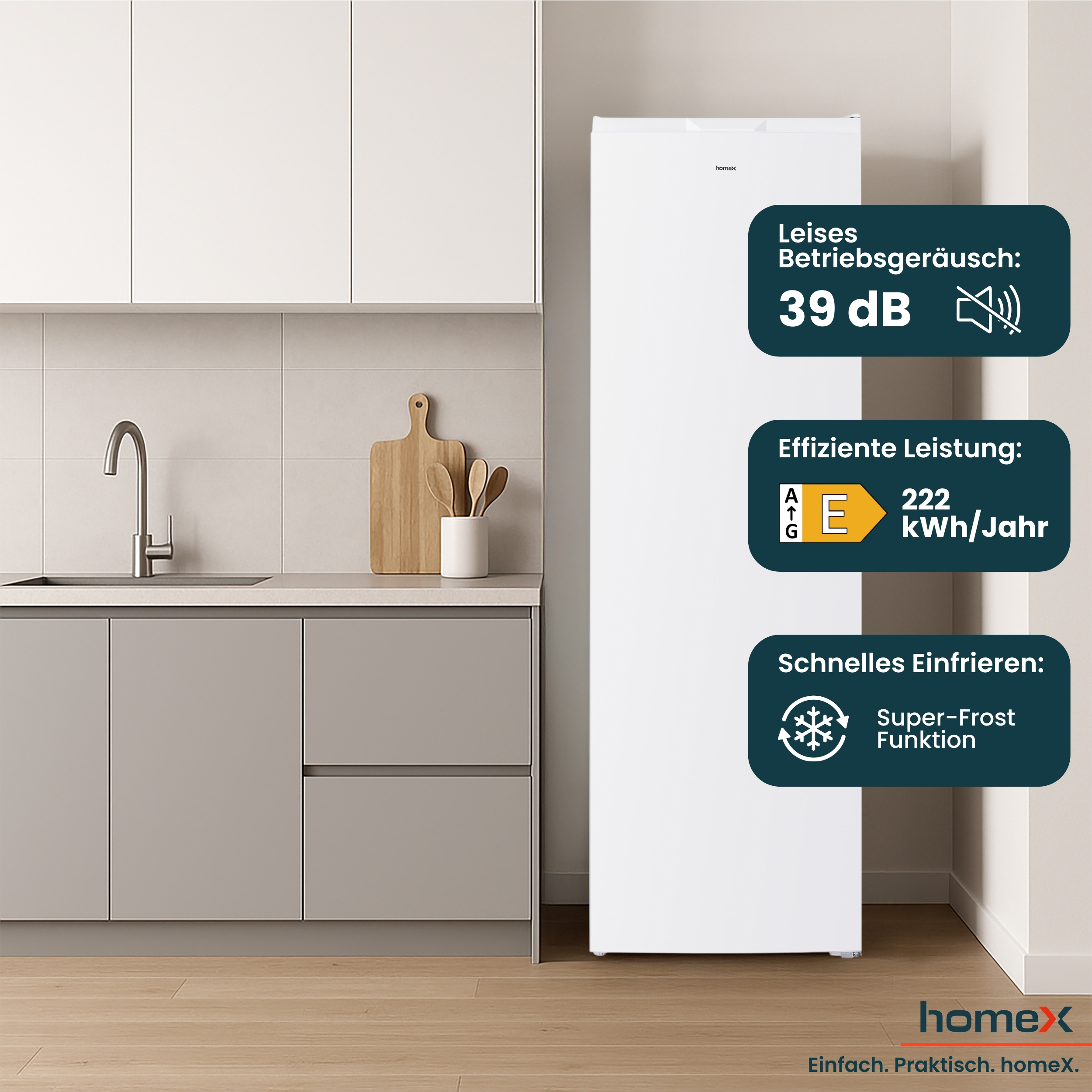 Ein weißer Kühlschrank steht in einer Küchenumgebung. Er hat Informationstafeln und ein Logo unten.