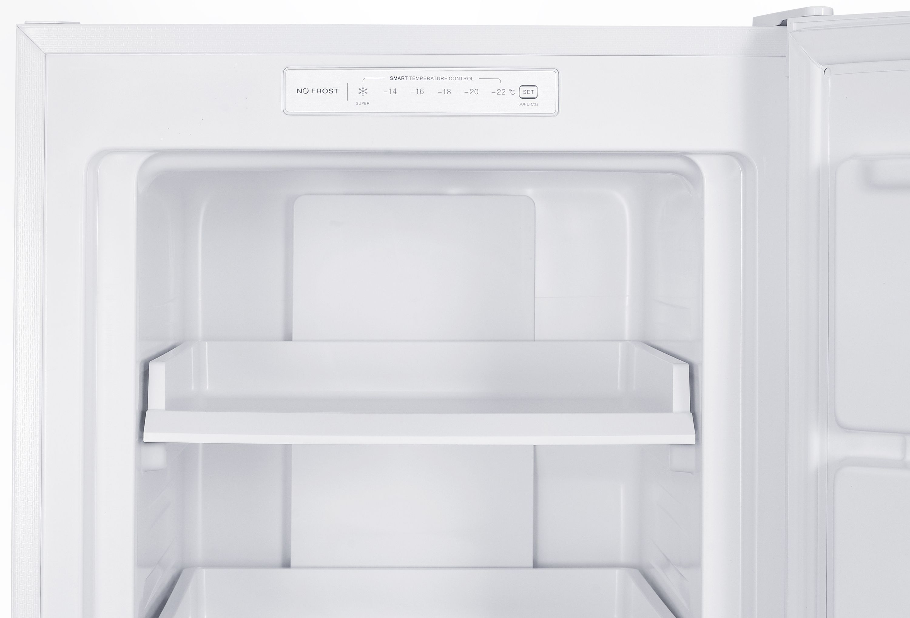 Offener weißer Kühlschrankinnenraum mit Regalen. Bedienfeld oben zeigt Temperaturoptionen und No Frost-Label.