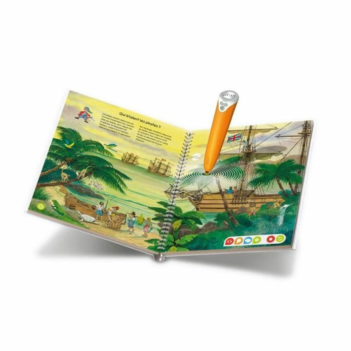 Libro aperto con illustrazioni di pirati. Una penna arancione fluttua sulla pagina. Sono raffigurate navi, palme e persone.