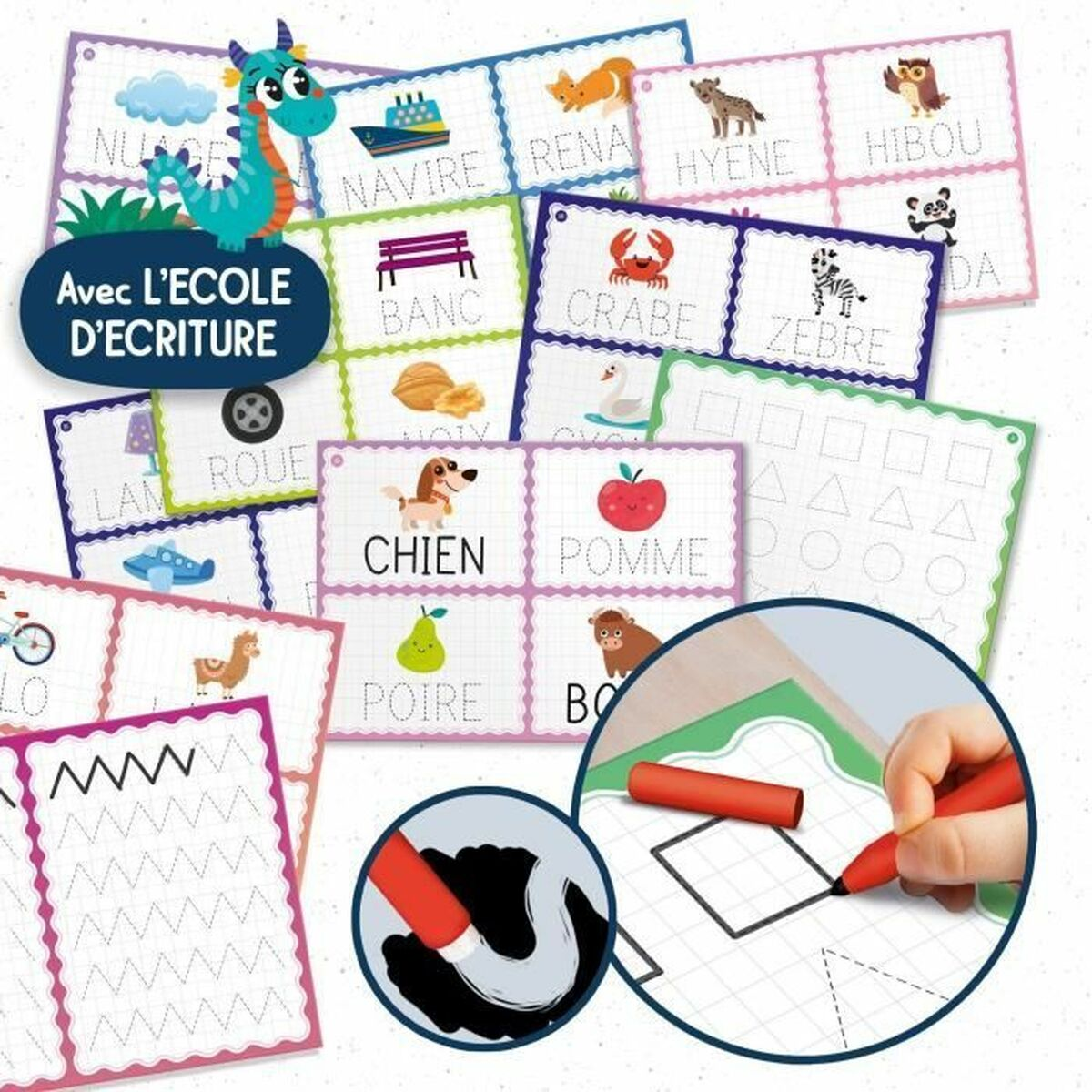 La mano di un bambino disegna con una penna rossa su un foglio con forme. Sullo sfondo ci sono schede con parole e immagini.