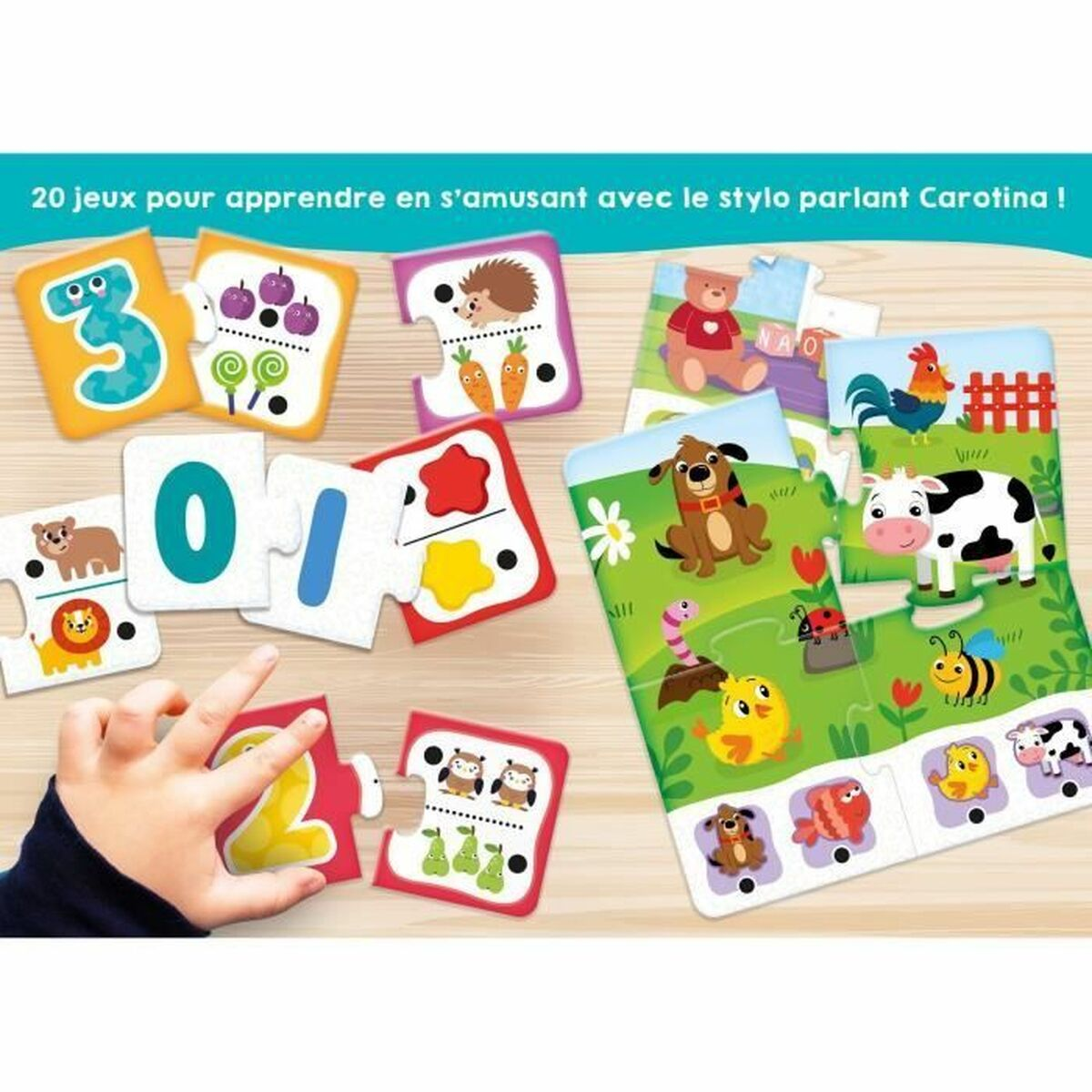 Eine Kinderhand legt ein Puzzleteil ein. Das Puzzle zeigt Zahlen, Tiere und Formen in leuchtenden Farben.