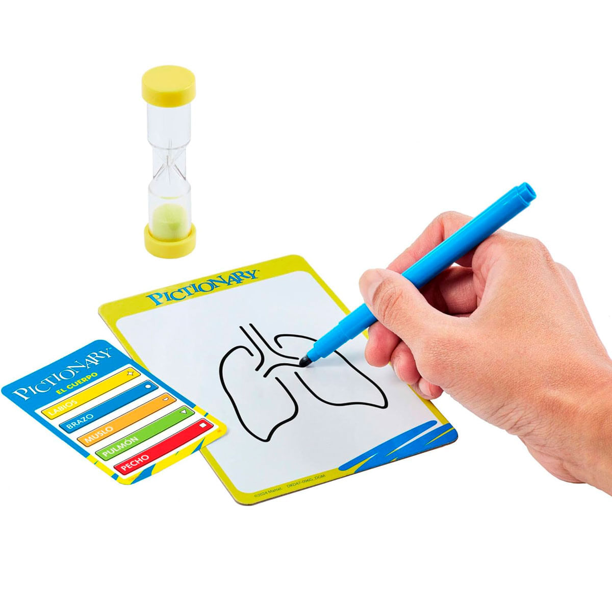Una persona dibuja pulmones en una pizarra de Pictionary con un marcador azul. Hay un reloj de arena y una tarjeta con partes del cuerpo.