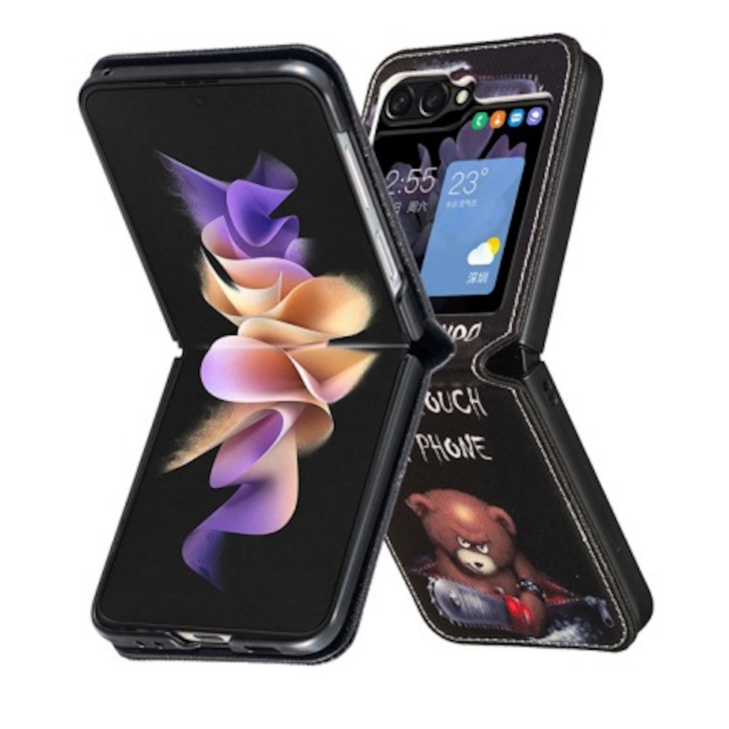 Teléfono negro abierto con un diseño púrpura y melocotón en la pantalla. La funda tiene un diseño de oso con motosierra.