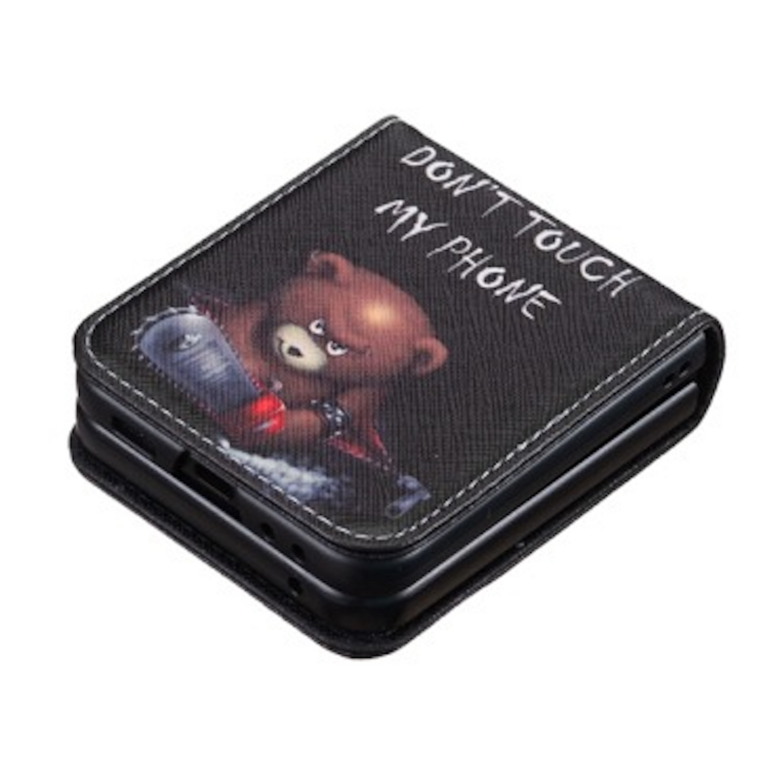 Funda de teléfono con un oso sosteniendo una motosierra, el texto dice 'DON'T TOUCH MY PHONE'. La funda es negra con un borde cosido blanco.