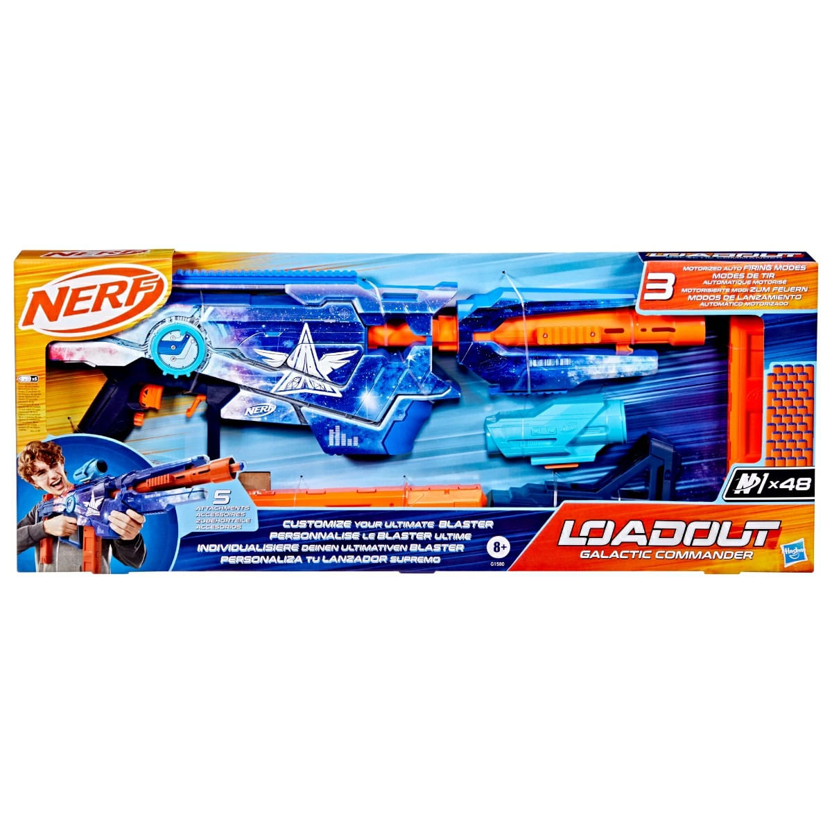 Nerf Loadout Galactic Commander Spielzeugpistole in einer Box. Sie ist blau und orange mit Aufsätzen und Zubehör. Ein Junge hält eine ähnliche Pistole.