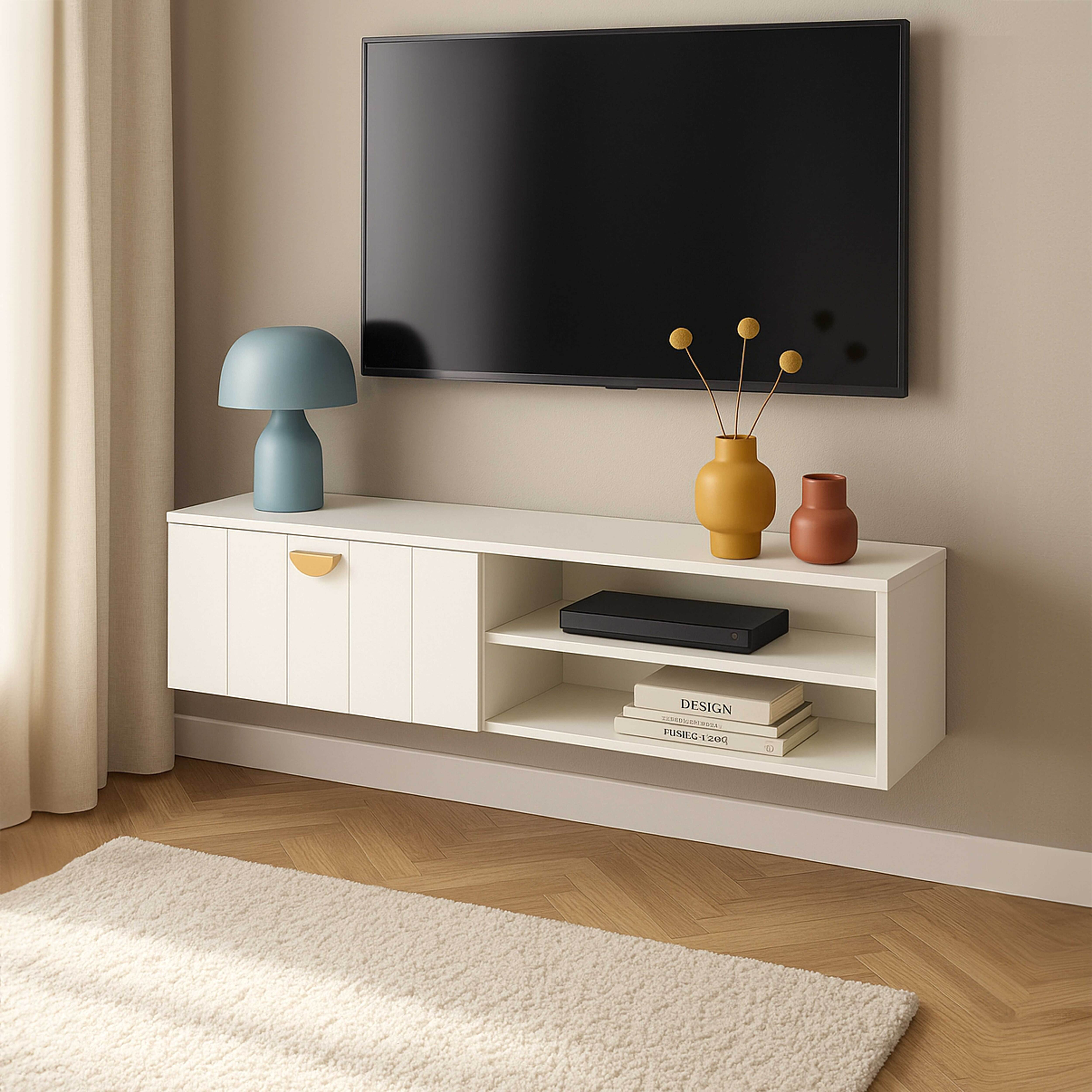 Ein Wohnzimmer mit montiertem Fernseher, weißem Schrank, blauer Lampe, Vasen und einem flauschigen Teppich.